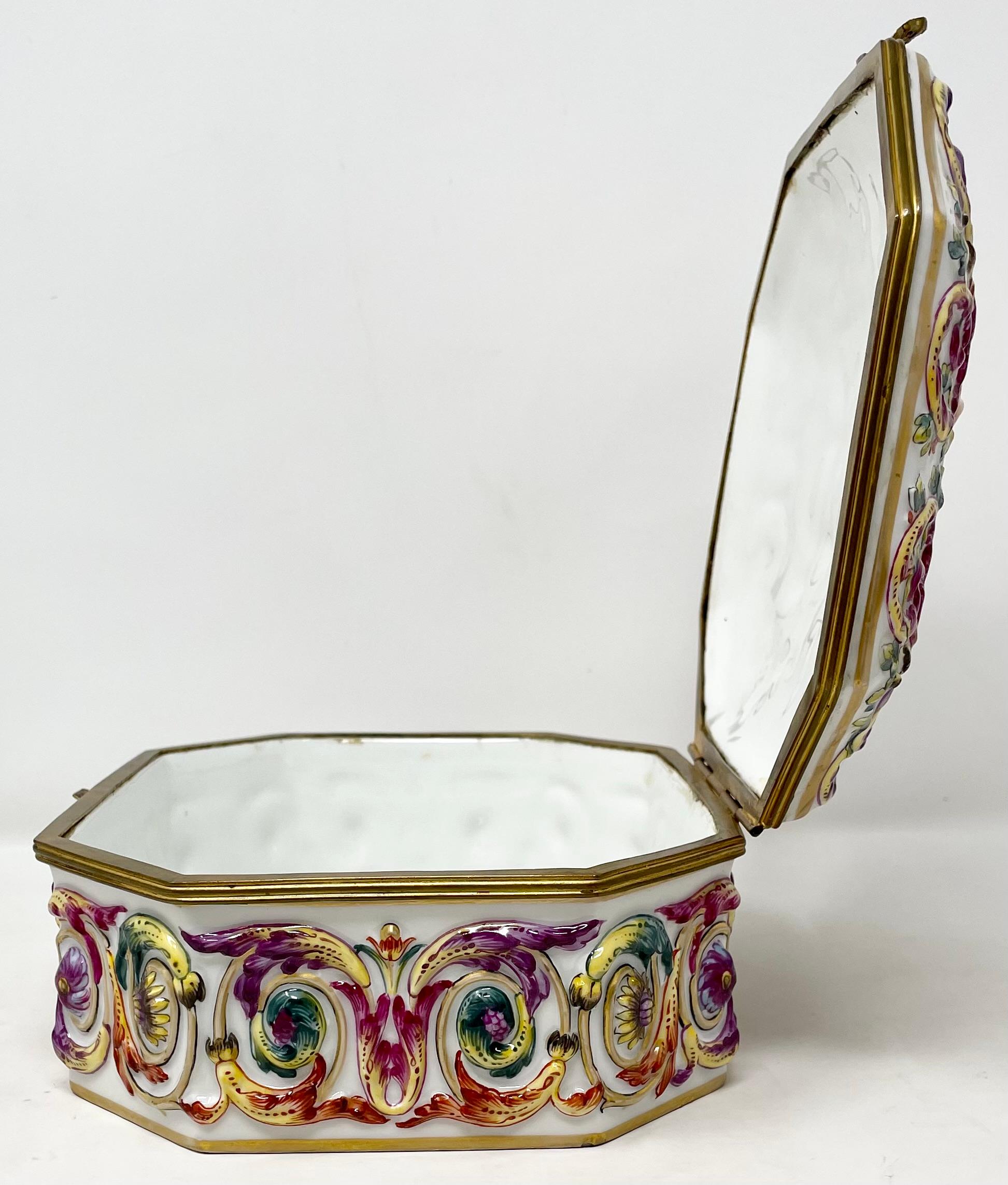 Boîte à bijoux italienne ancienne en porcelaine Capo di Monte peinte à la main, vers 1900 en vente 3