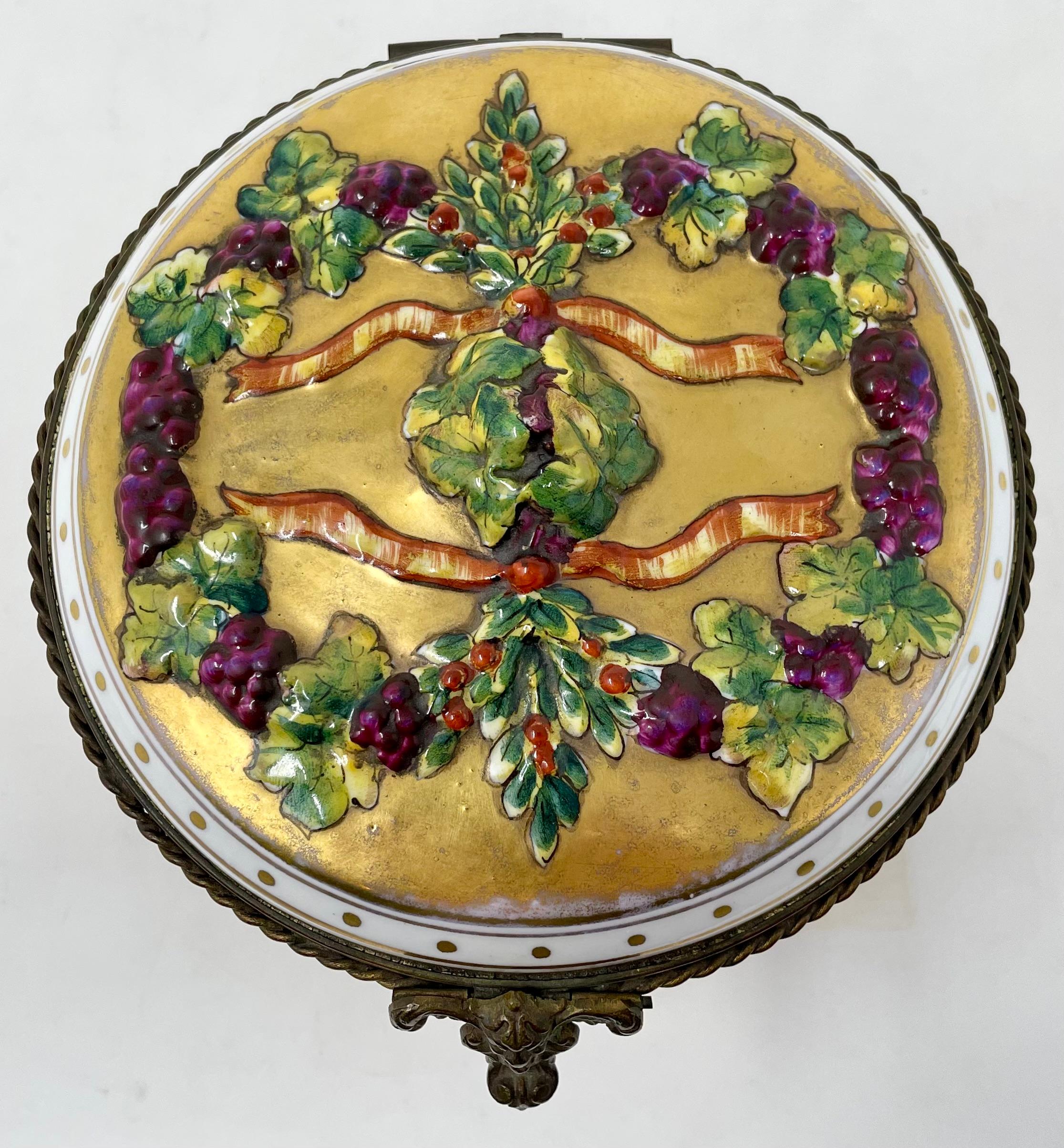 Antique Italian Capo di Monte Porcelain Jewel Box with Brass Mounts, Circa 1880 In Good Condition For Sale In New Orleans, LA