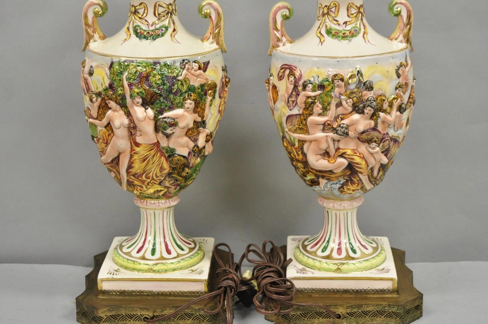 Paire de lampes de table anciennes en céramique italienne de Capodimonte avec urne figurative en porcelaine en vente 3