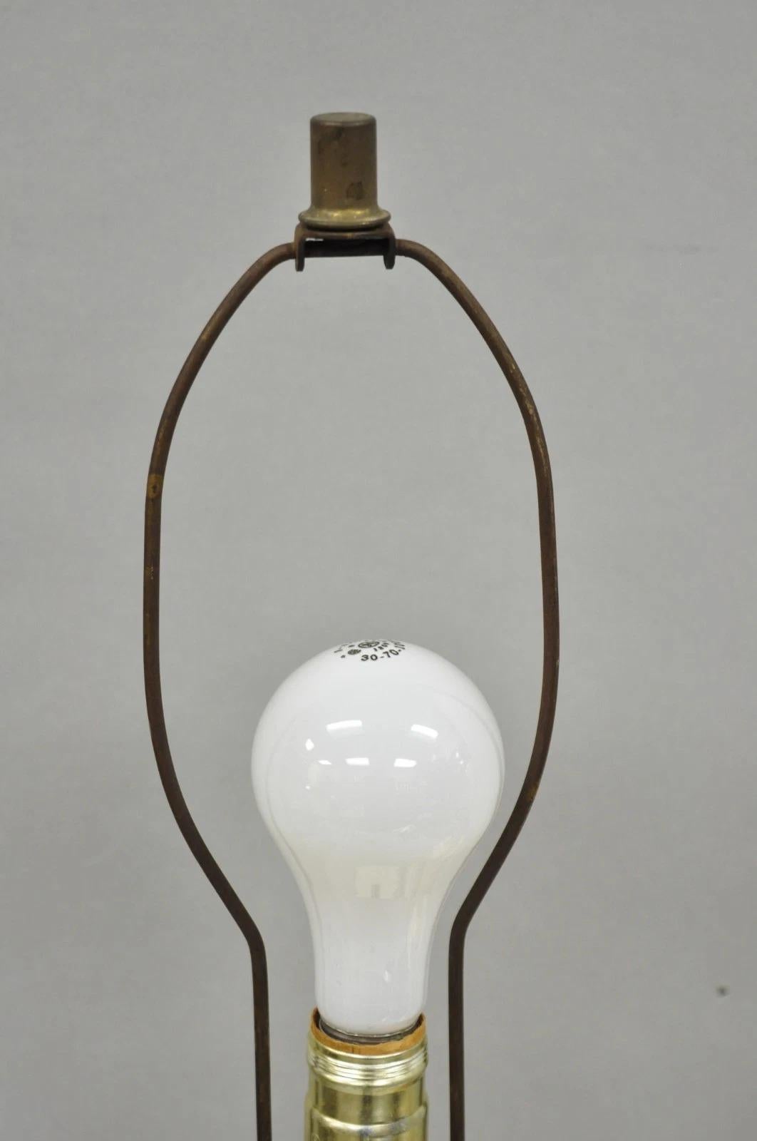 Paire de lampes de table anciennes en céramique italienne de Capodimonte avec urne figurative en porcelaine en vente 4