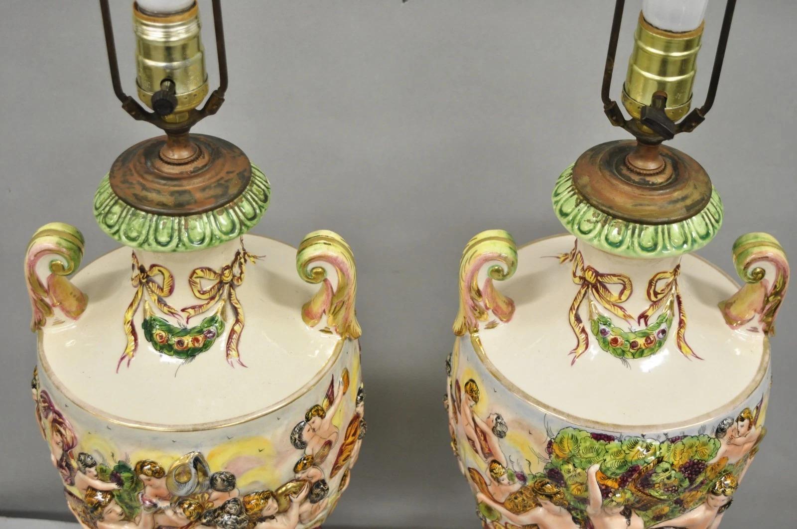 Paire de lampes de table anciennes en céramique italienne de Capodimonte avec urne figurative en porcelaine en vente 5