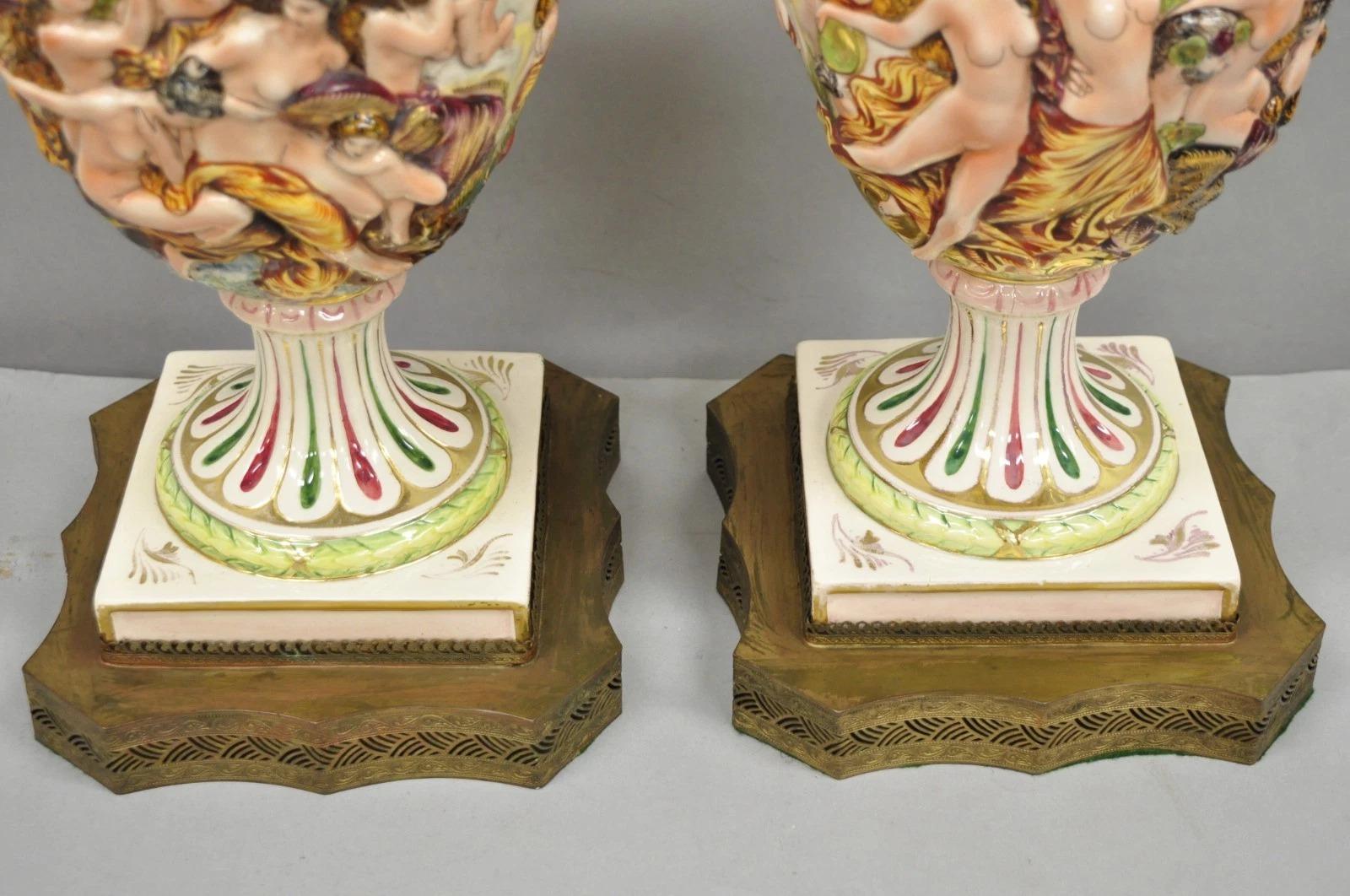 Paire de lampes de table anciennes en céramique italienne de Capodimonte avec urne figurative en porcelaine en vente 6