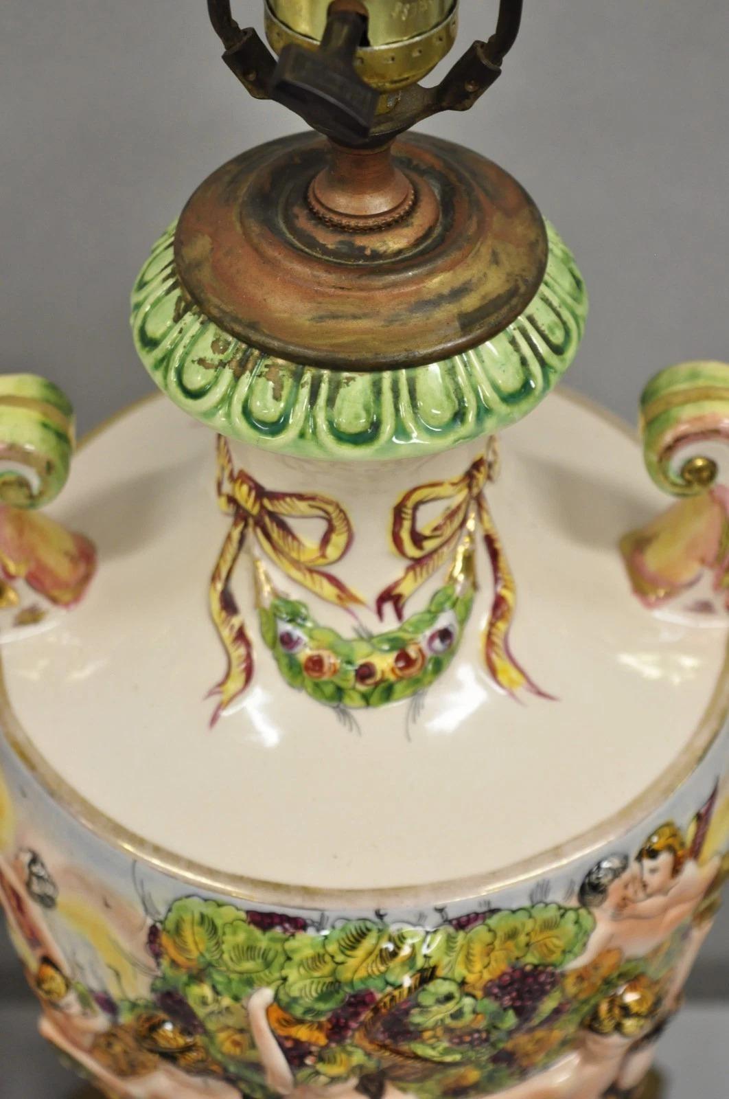 Paire de lampes de table anciennes en céramique italienne de Capodimonte avec urne figurative en porcelaine en vente 7
