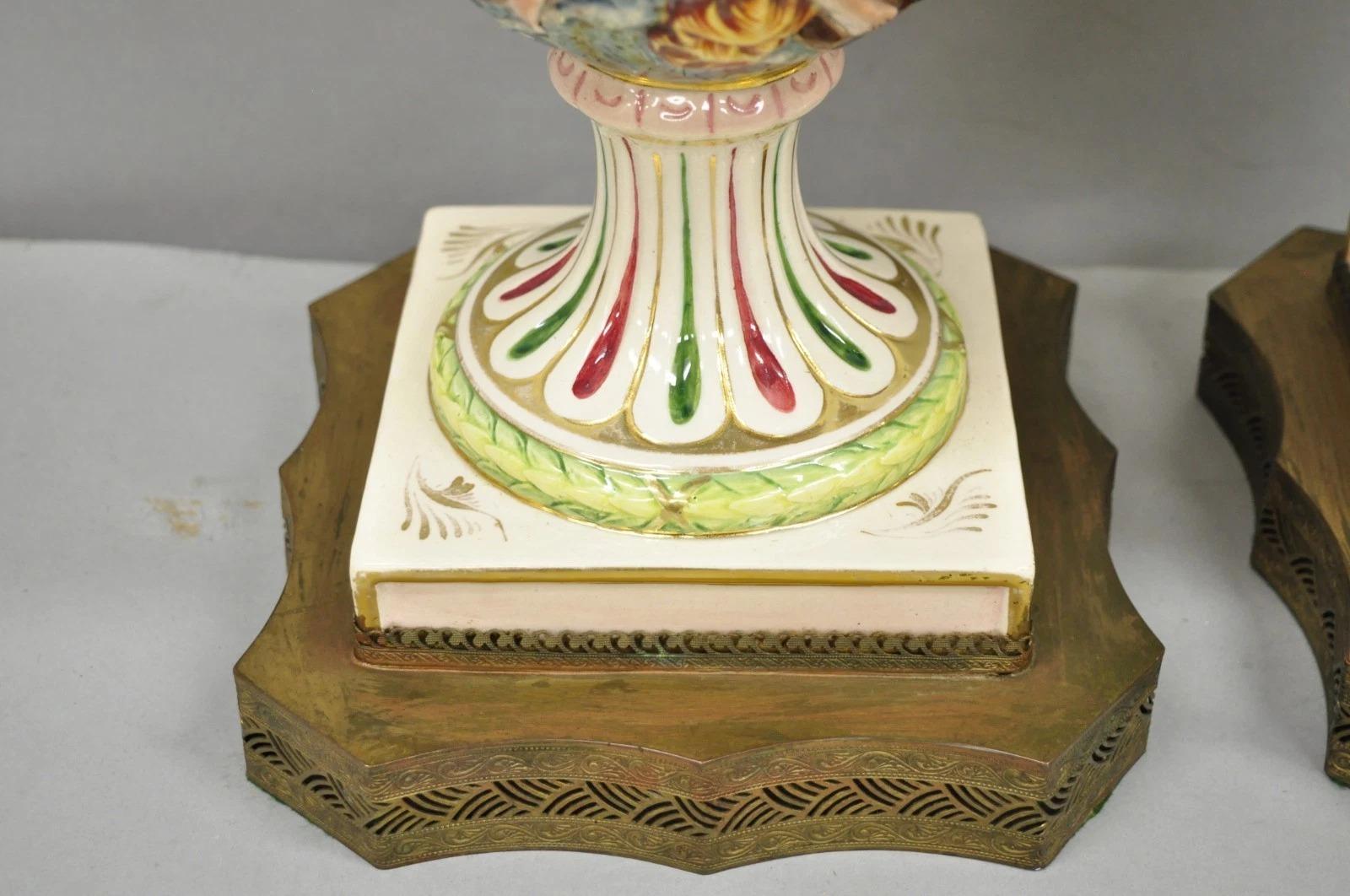 Paire de lampes de table anciennes en céramique italienne de Capodimonte avec urne figurative en porcelaine en vente 8