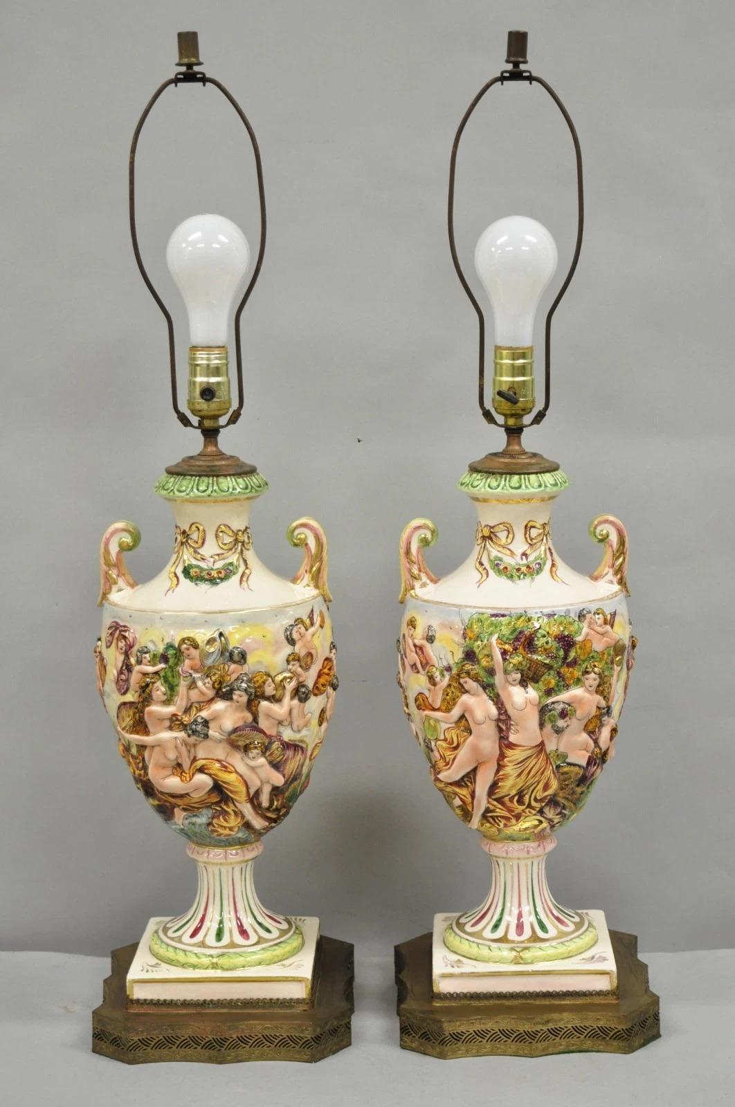 Paire de lampes de table anciennes en céramique italienne de Capodimonte avec urne figurative en porcelaine en vente 9