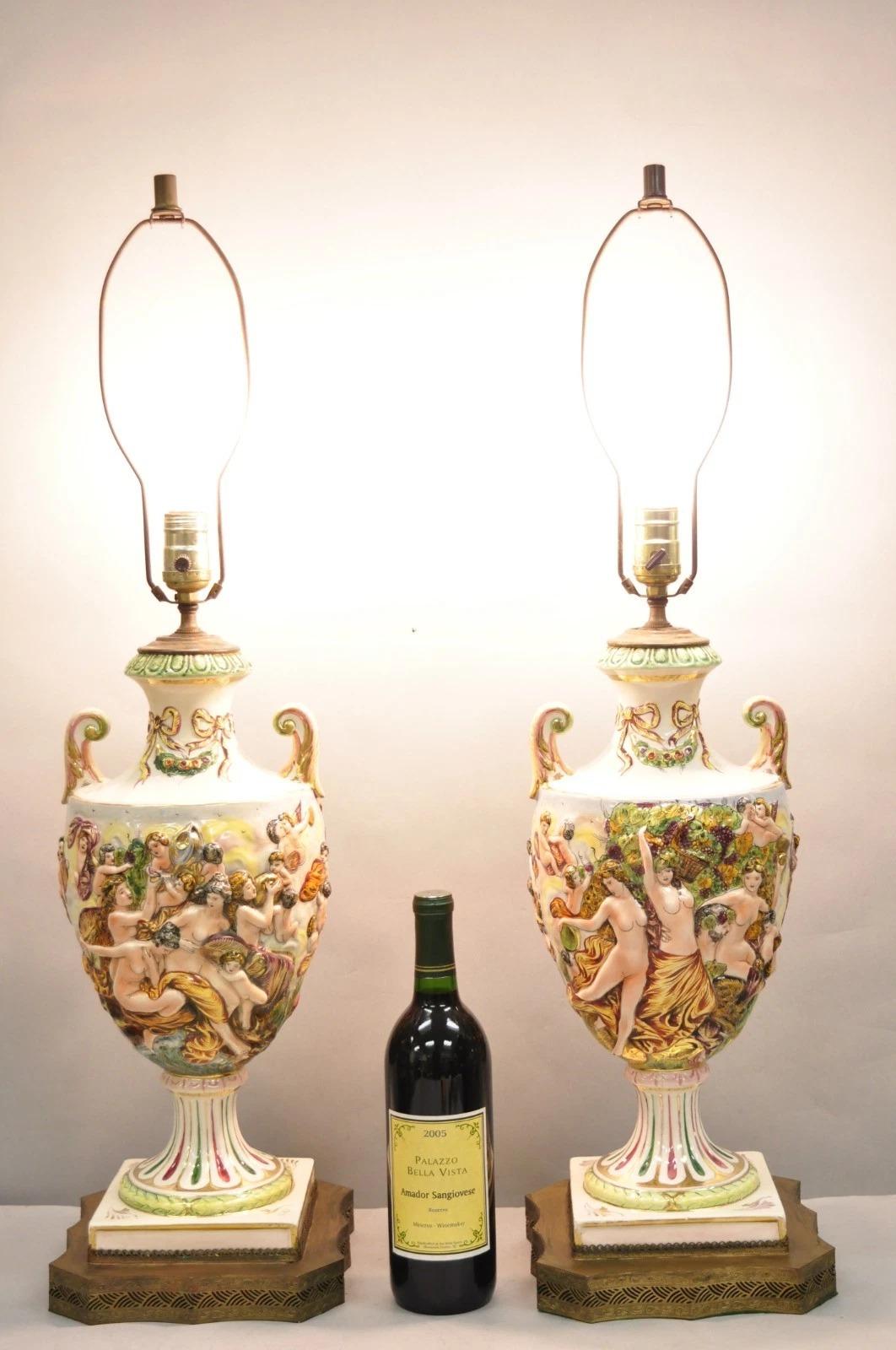 Impressionnante paire de lampes de table anciennes en céramique italienne de Capodimonte en forme d'urne avec des 