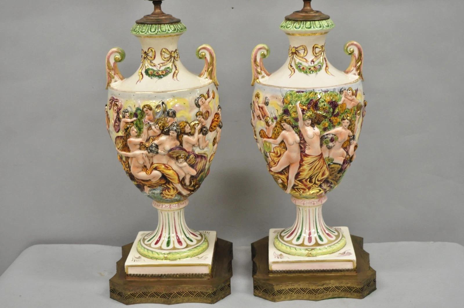 Renaissance Paire de lampes de table anciennes en céramique italienne de Capodimonte avec urne figurative en porcelaine en vente