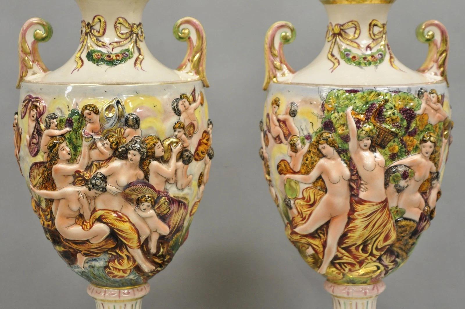 Inconnu Paire de lampes de table anciennes en céramique italienne de Capodimonte avec urne figurative en porcelaine en vente