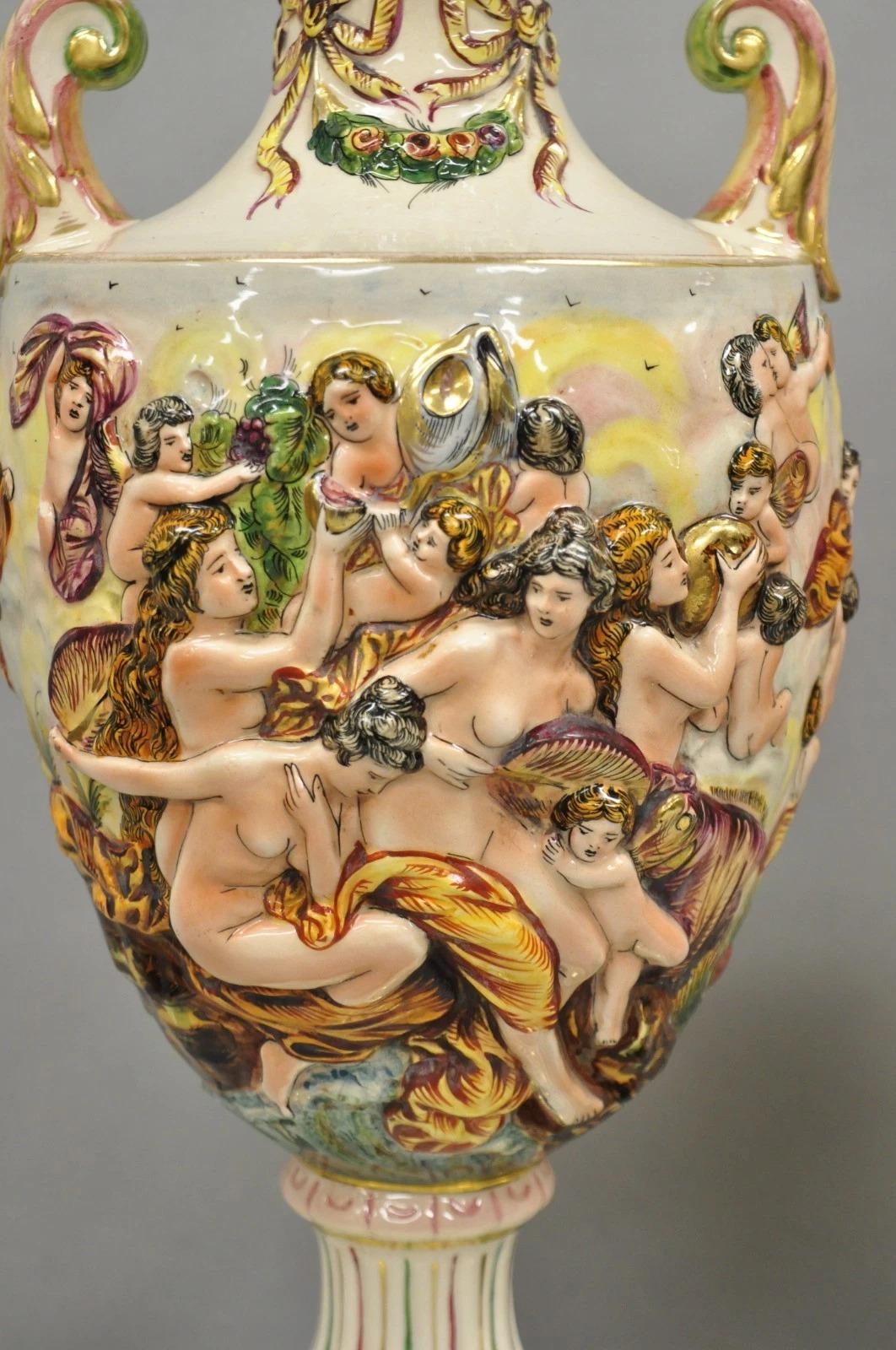 Paire de lampes de table anciennes en céramique italienne de Capodimonte avec urne figurative en porcelaine Bon état - En vente à Philadelphia, PA