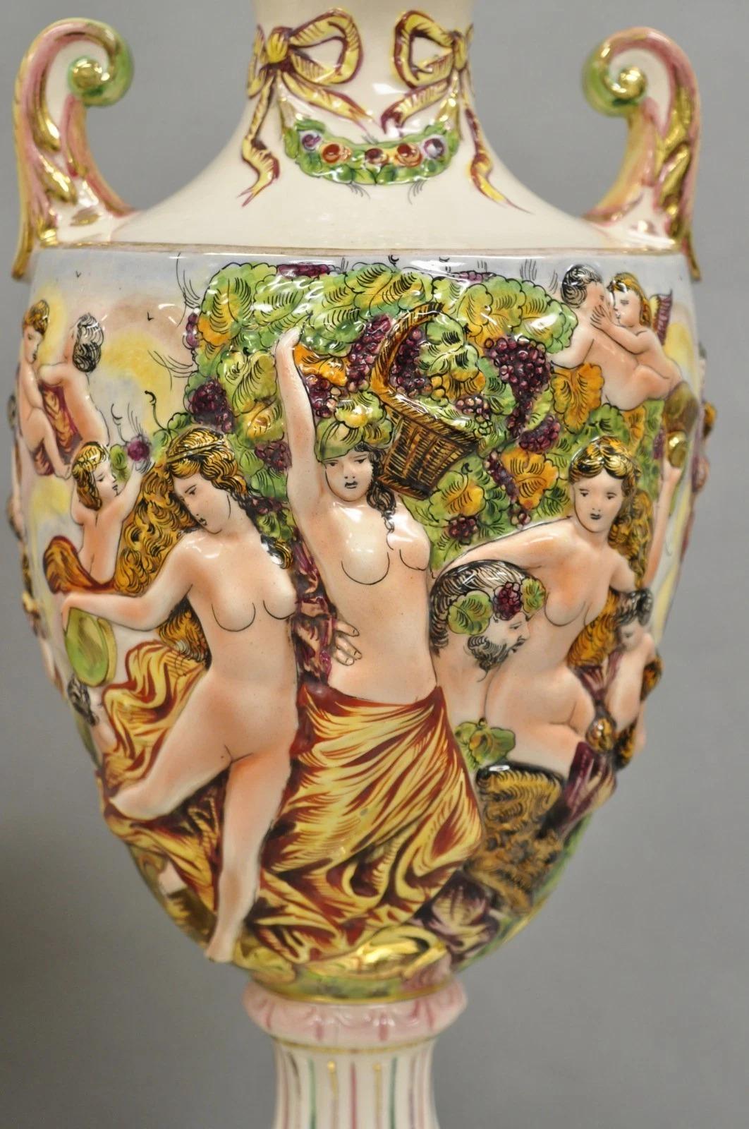 20ième siècle Paire de lampes de table anciennes en céramique italienne de Capodimonte avec urne figurative en porcelaine en vente