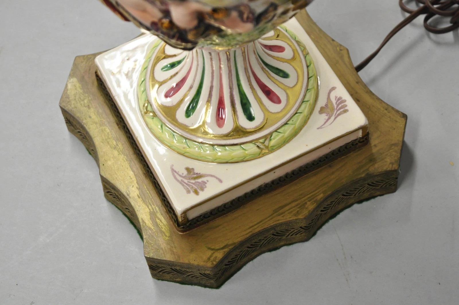 Porcelaine Paire de lampes de table anciennes en céramique italienne de Capodimonte avec urne figurative en porcelaine en vente
