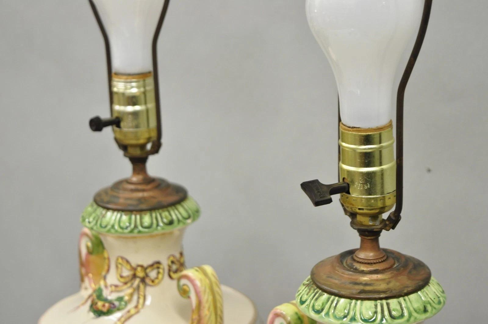 Paire de lampes de table anciennes en céramique italienne de Capodimonte avec urne figurative en porcelaine en vente 1