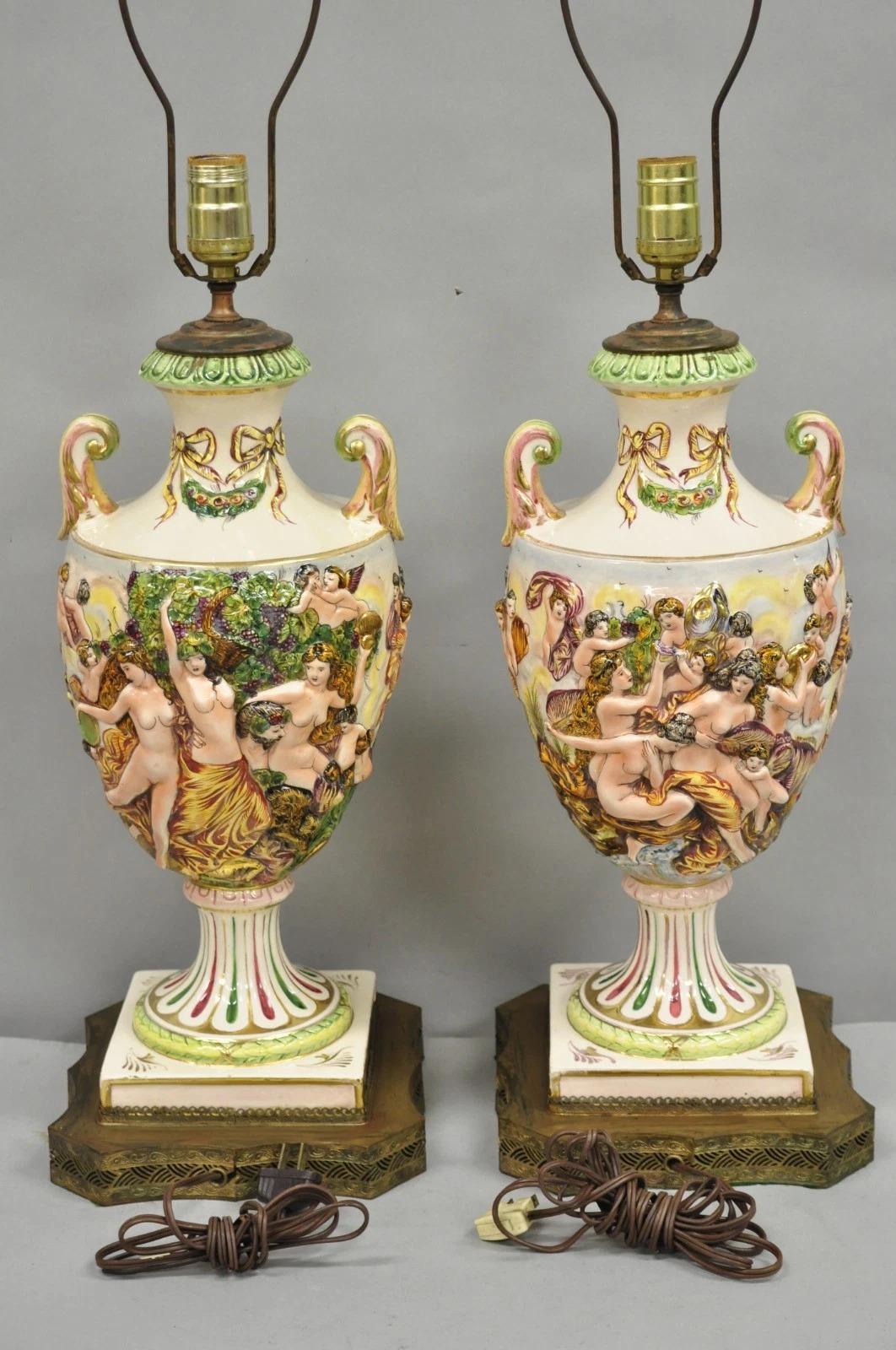 Paire de lampes de table anciennes en céramique italienne de Capodimonte avec urne figurative en porcelaine en vente 2