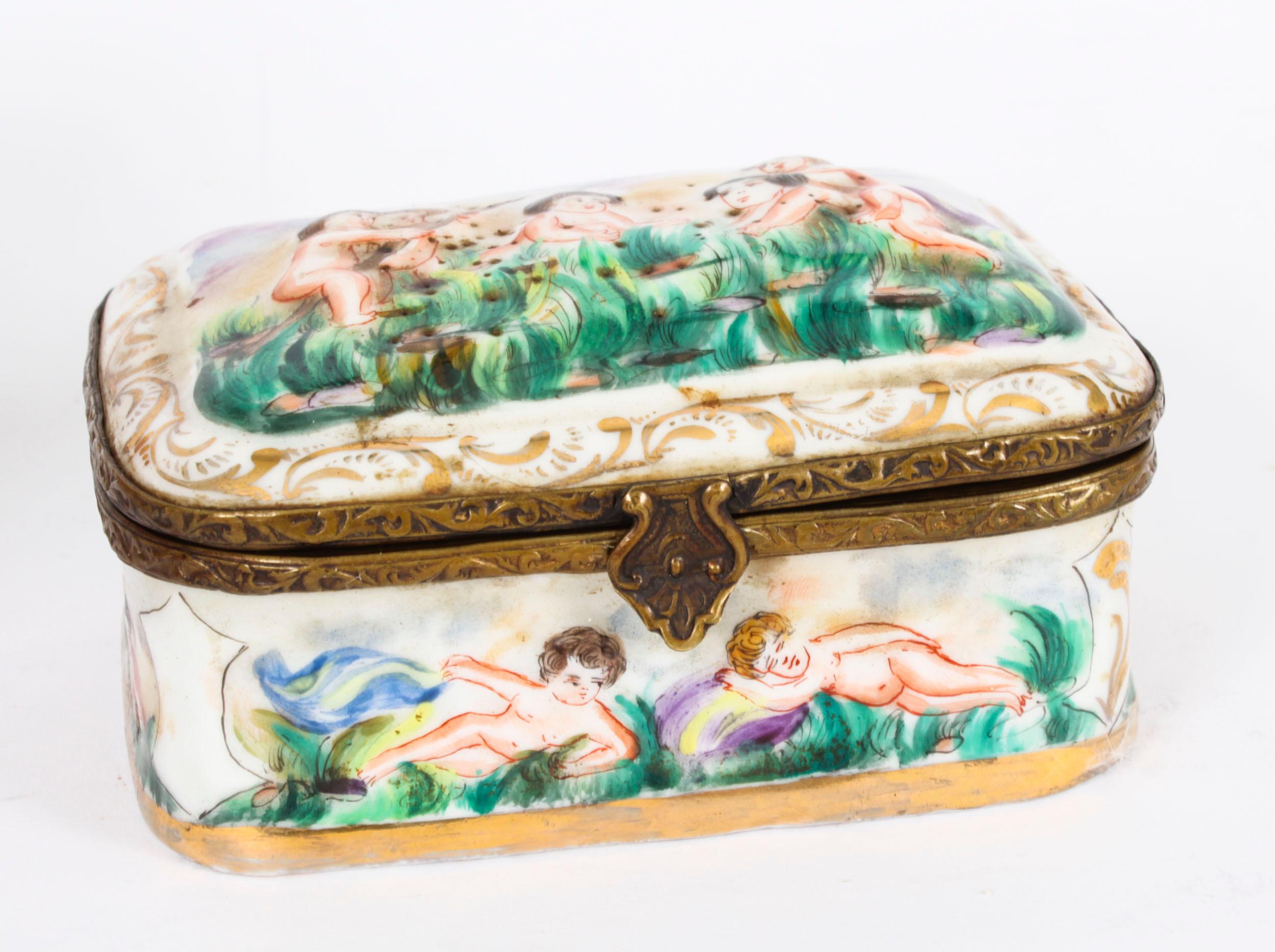 Table italienne ancienne en porcelaine de Capodimonte 19ème siècle en vente 5