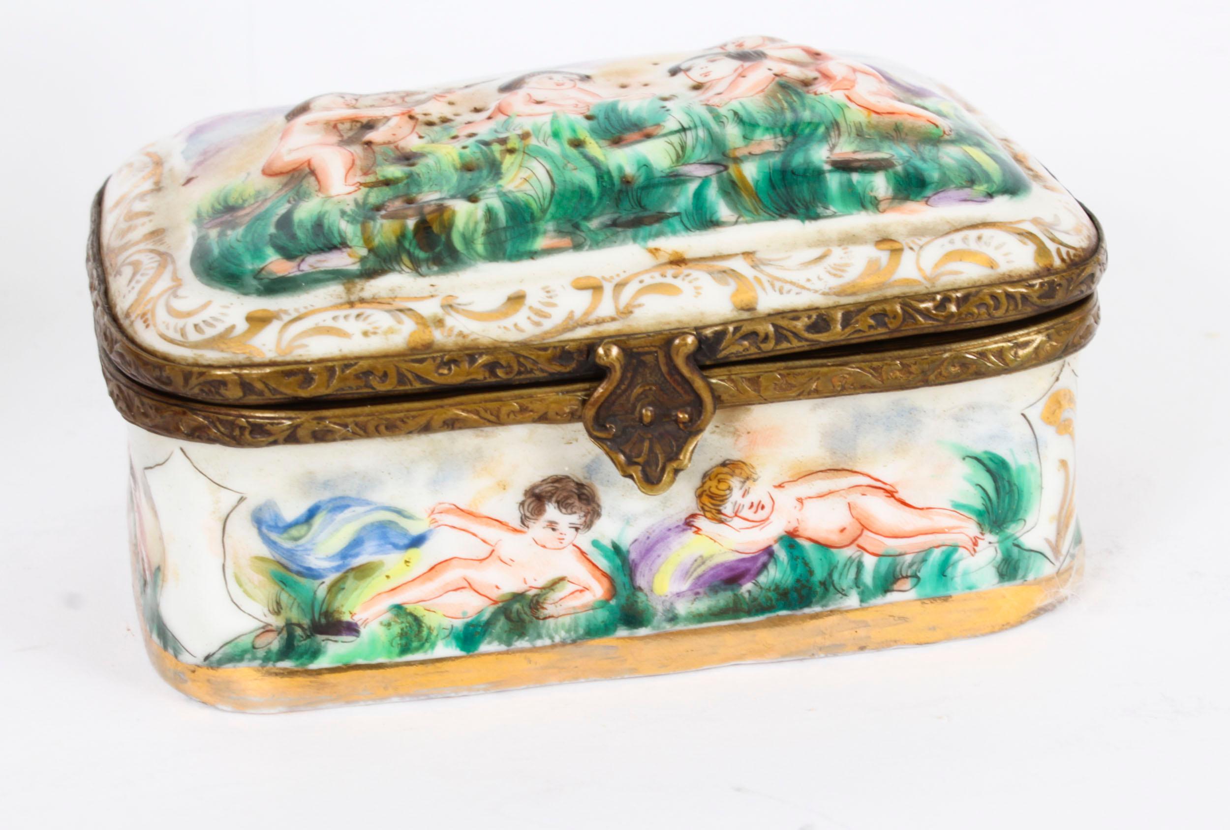 Table italienne ancienne en porcelaine de Capodimonte 19ème siècle en vente 6
