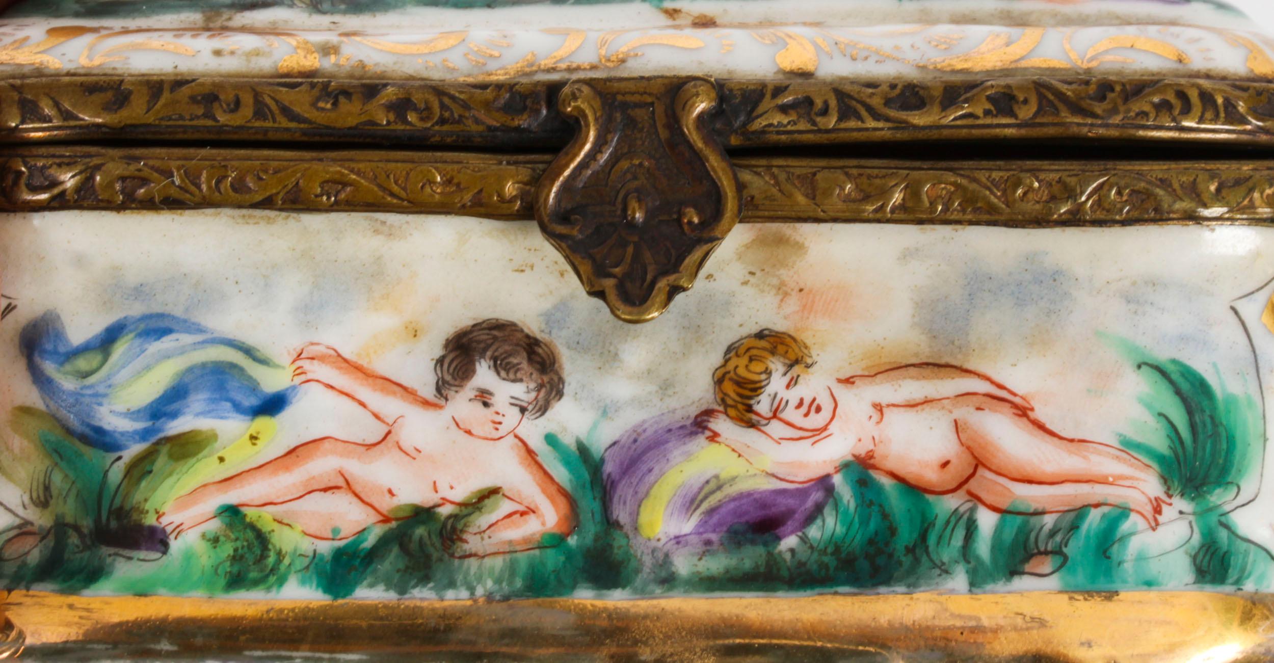 Table italienne ancienne en porcelaine de Capodimonte 19ème siècle en vente 9