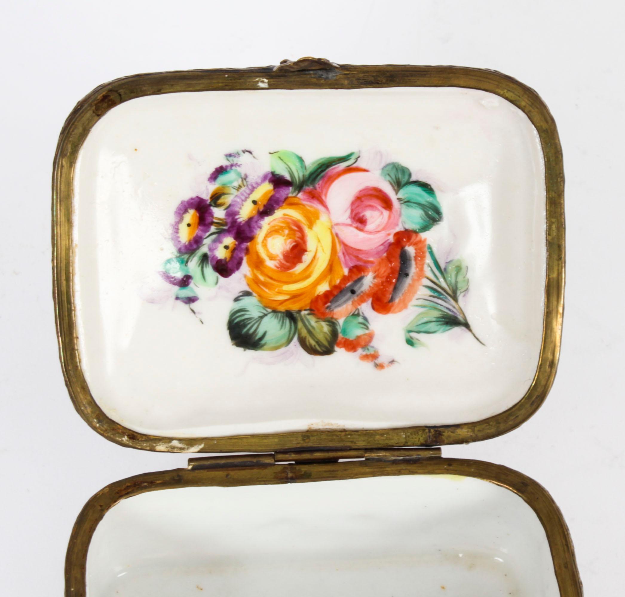 Table italienne ancienne en porcelaine de Capodimonte 19ème siècle en vente 11