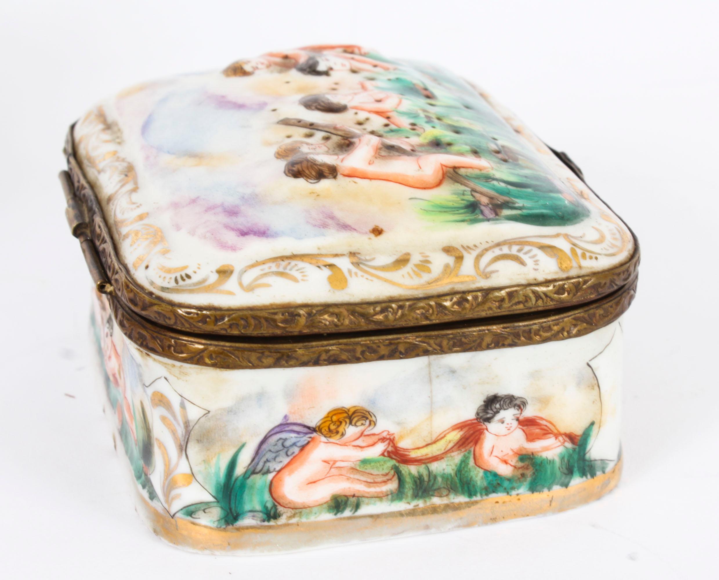 Table italienne ancienne en porcelaine de Capodimonte 19ème siècle Bon état - En vente à London, GB