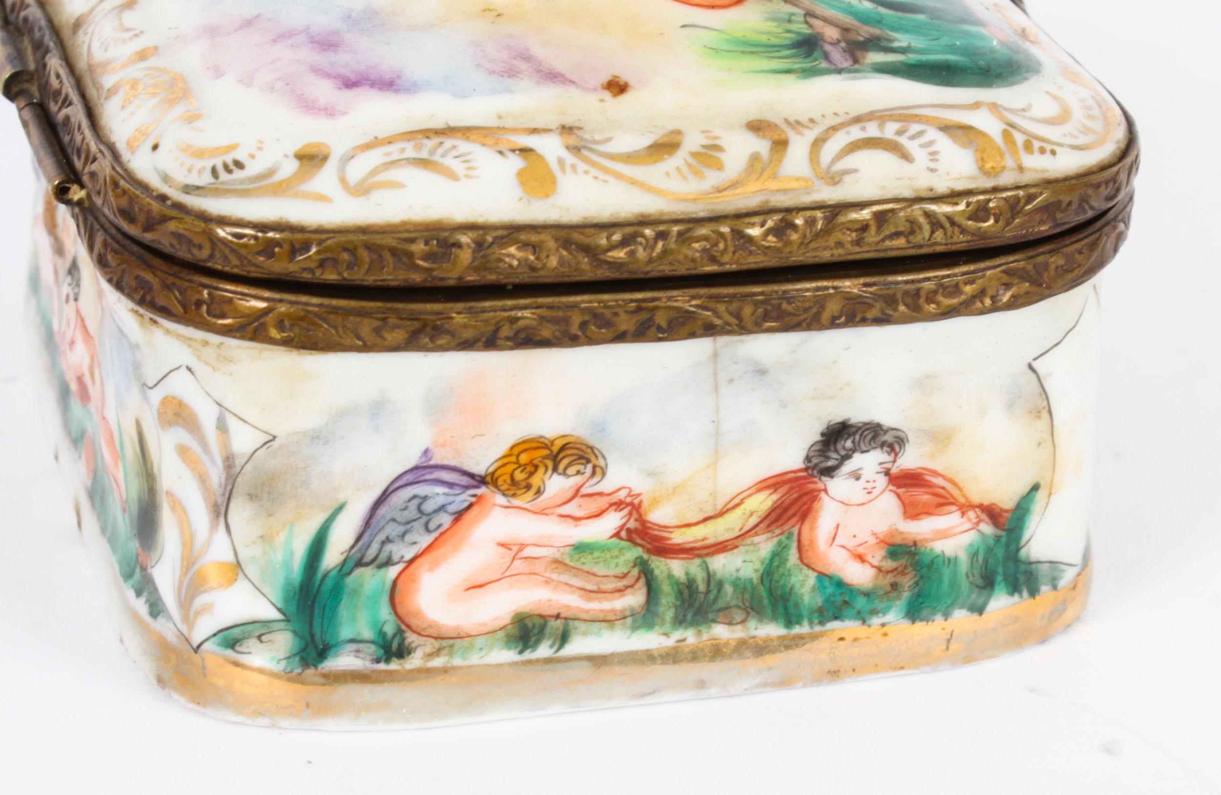 Fin du XIXe siècle Table italienne ancienne en porcelaine de Capodimonte 19ème siècle en vente