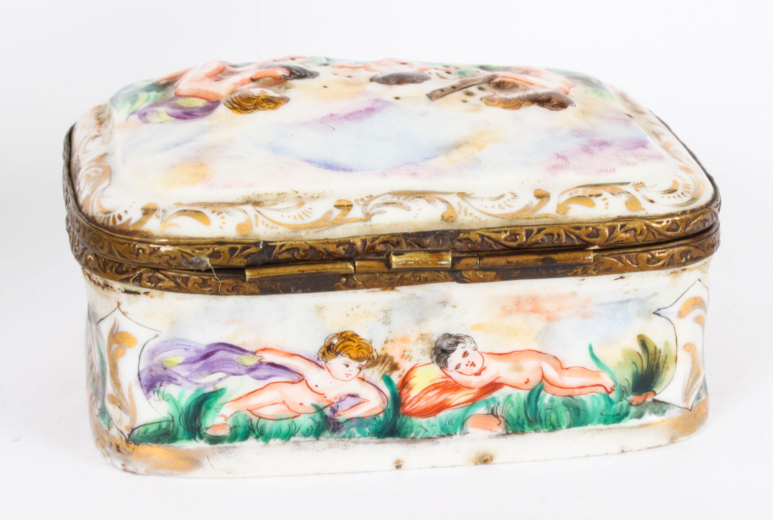 Porcelaine Table italienne ancienne en porcelaine de Capodimonte 19ème siècle en vente