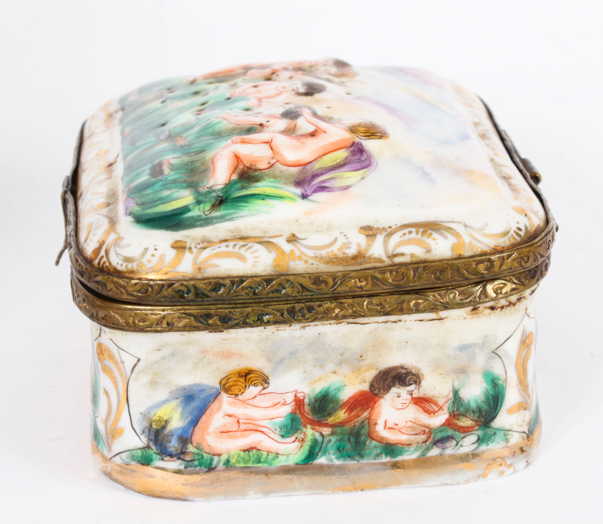 Table italienne ancienne en porcelaine de Capodimonte 19ème siècle en vente 2