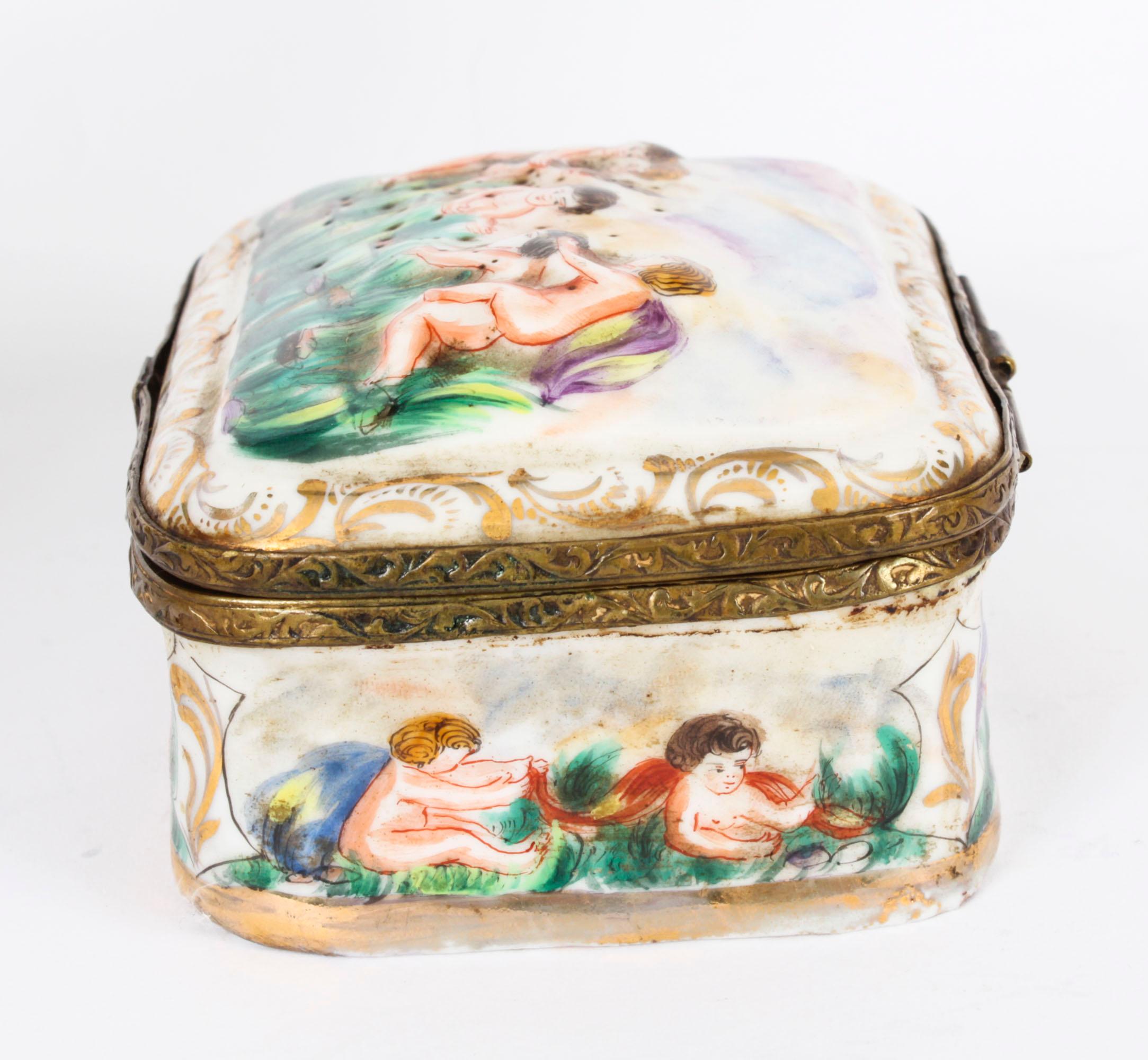 Table italienne ancienne en porcelaine de Capodimonte 19ème siècle en vente 3