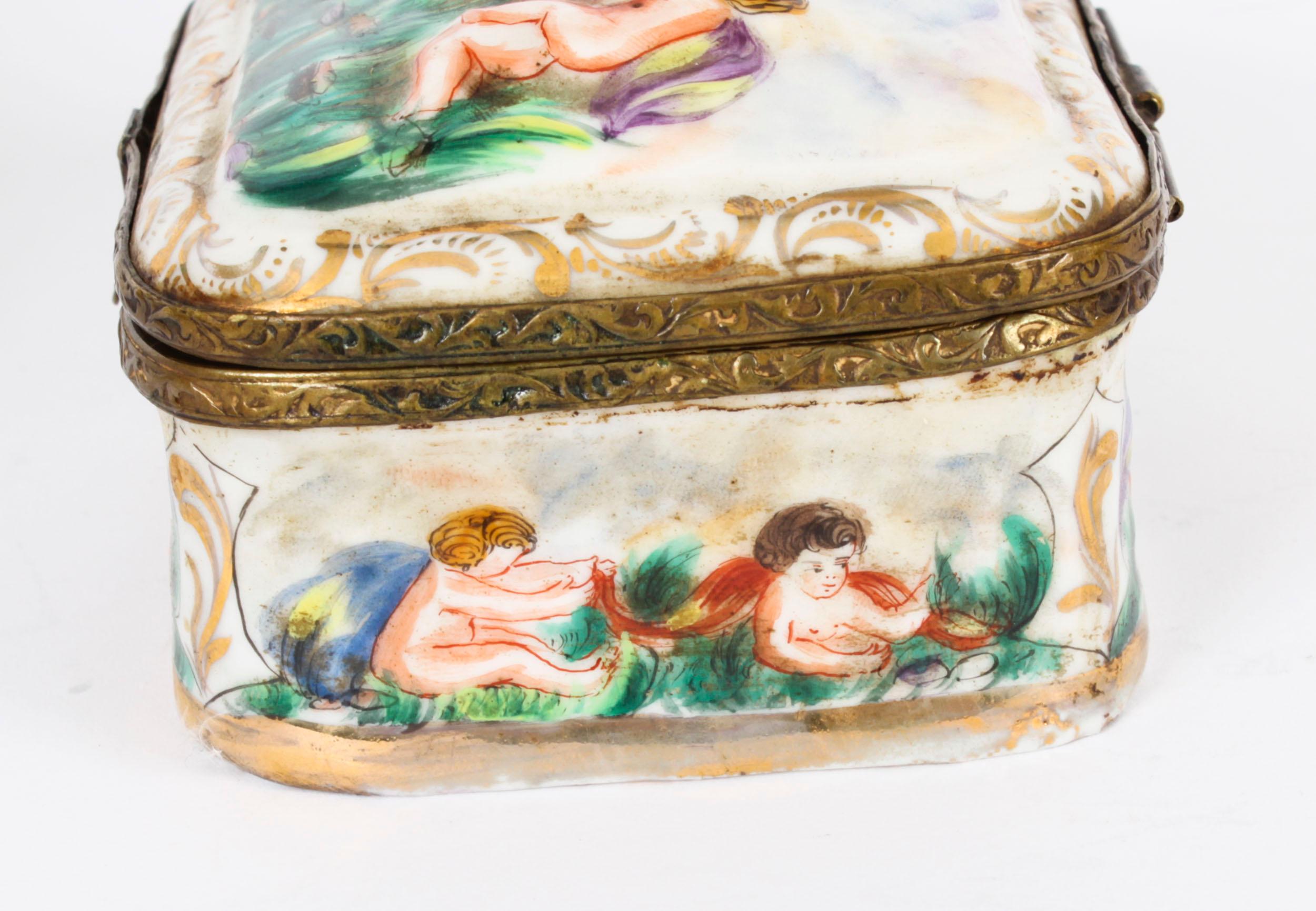 Table italienne ancienne en porcelaine de Capodimonte 19ème siècle en vente 4