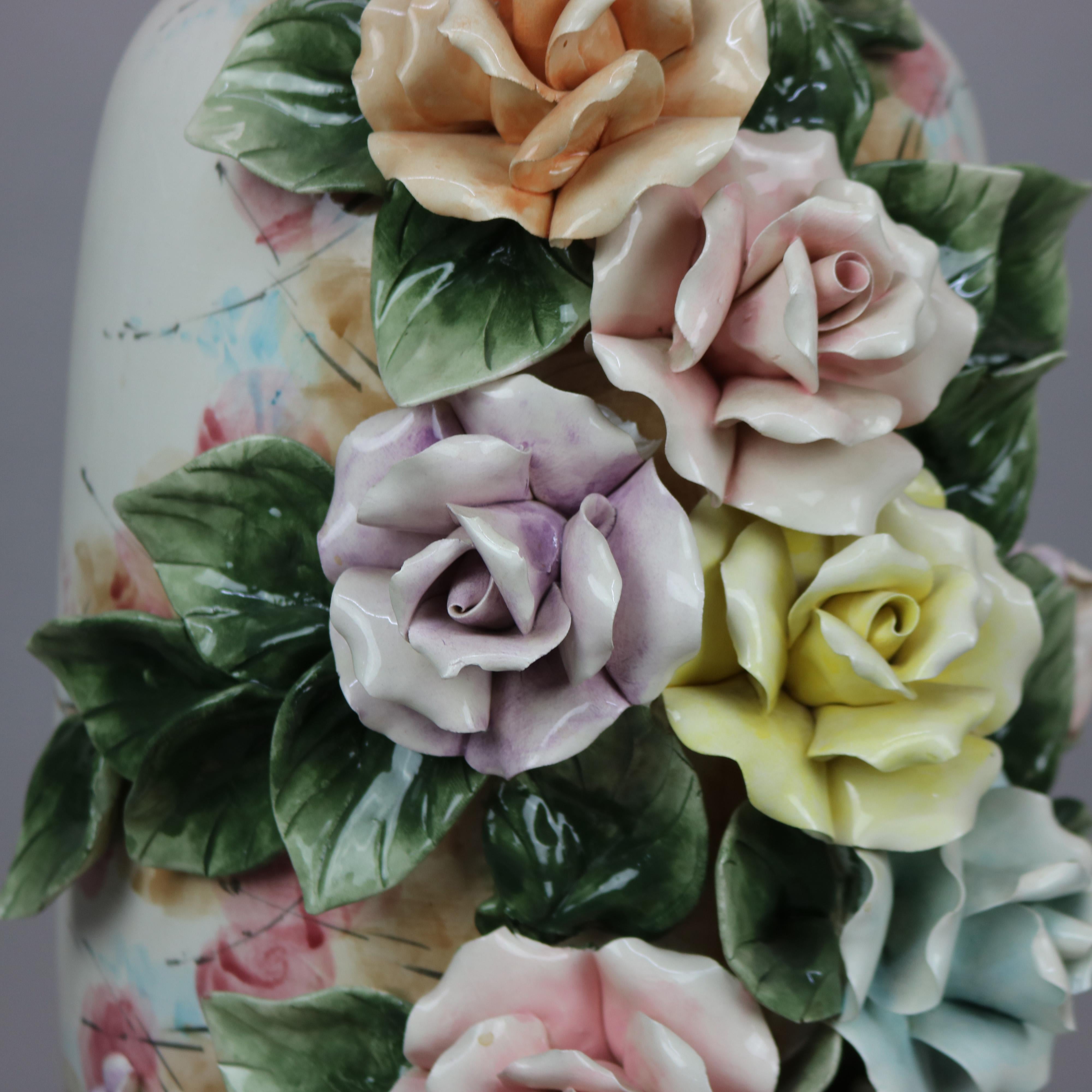 Antiguo jarrón de suelo de cerámica italiana de Capodimonte con flores aplicadas, c1900 en venta 4