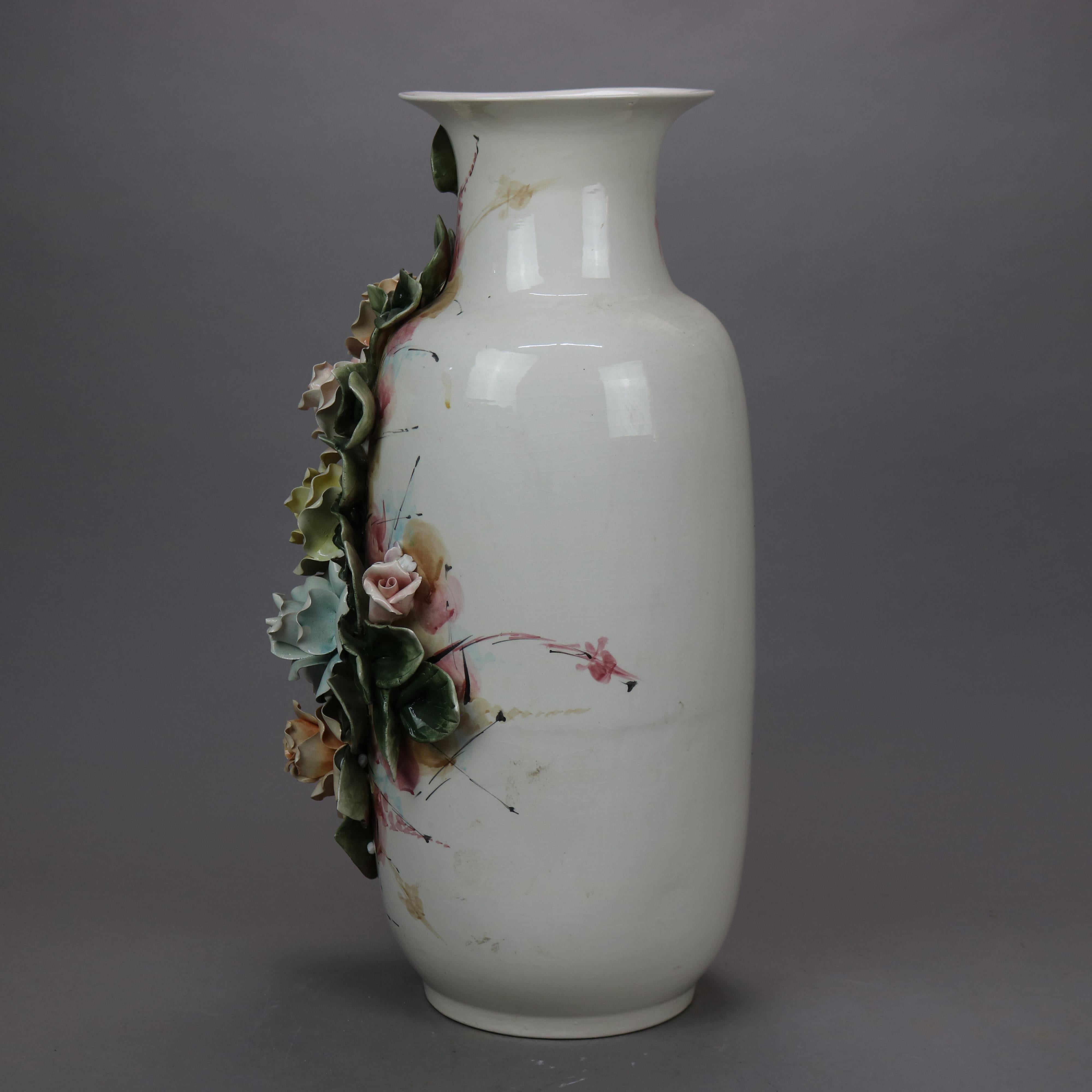 Antiguo jarrón de suelo de cerámica italiana de Capodimonte con flores aplicadas, c1900 Italiano en venta