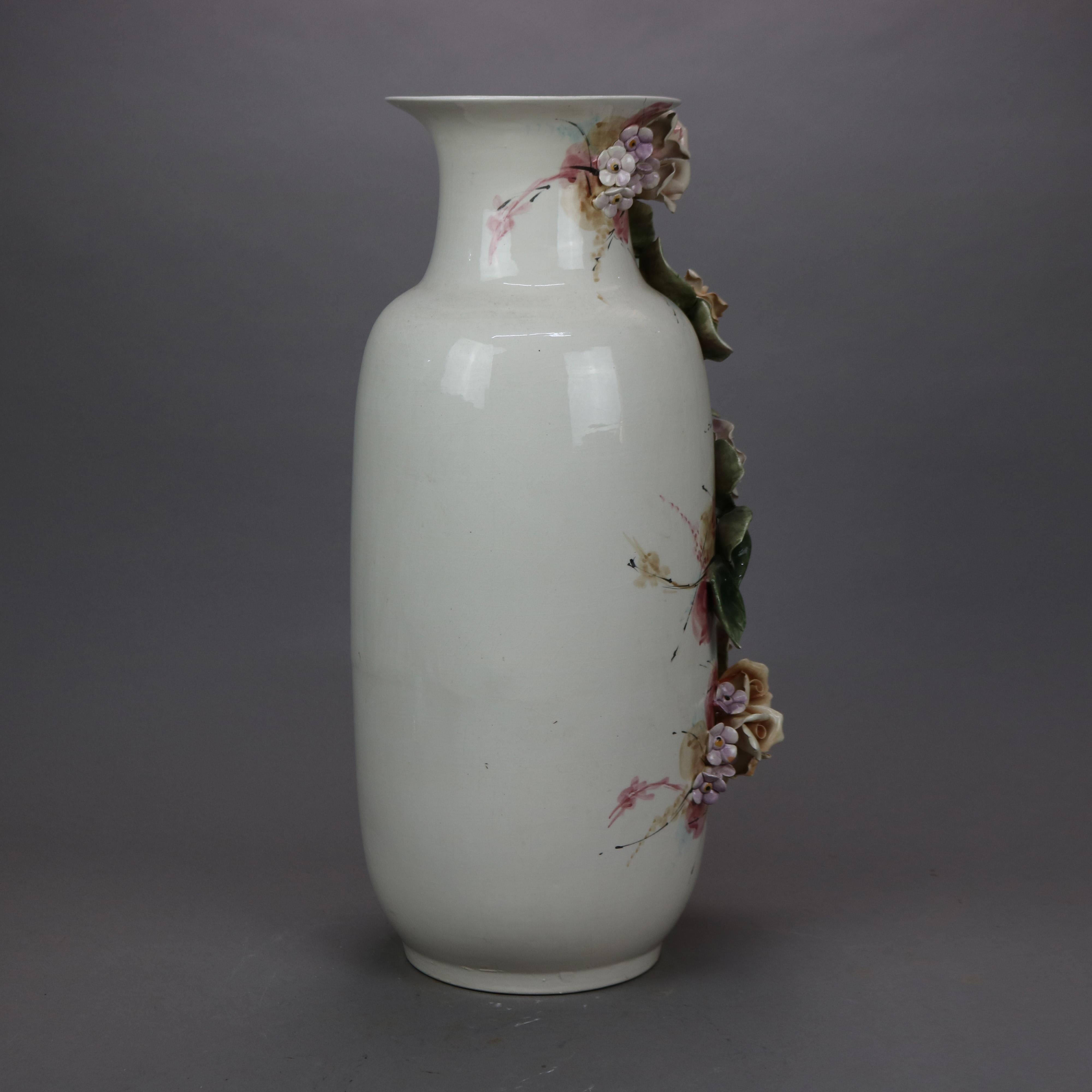 Antiguo jarrón de suelo de cerámica italiana de Capodimonte con flores aplicadas, c1900 en Bueno estado para la venta en Big Flats, NY