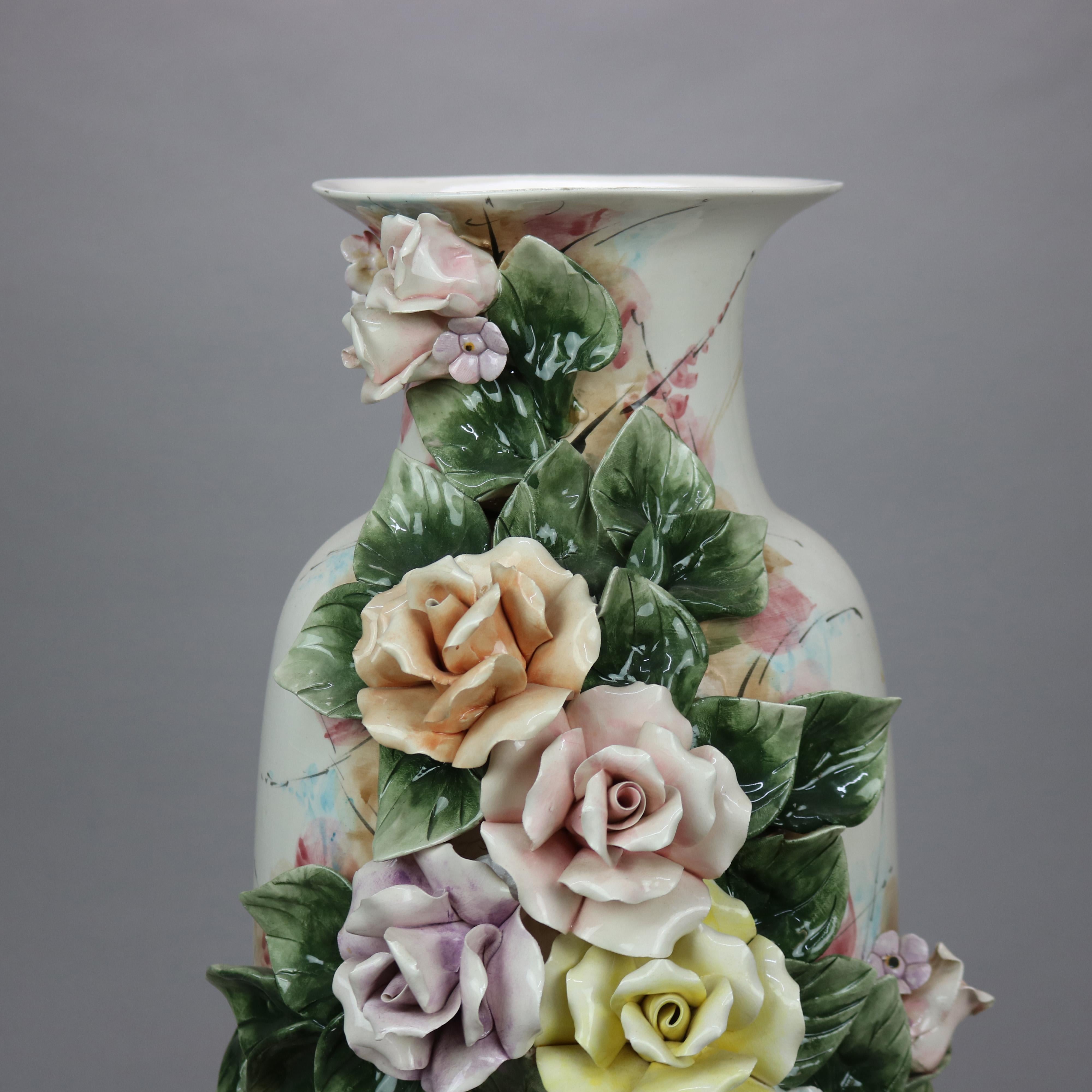 Antiguo jarrón de suelo de cerámica italiana de Capodimonte con flores aplicadas, c1900 siglo XX en venta