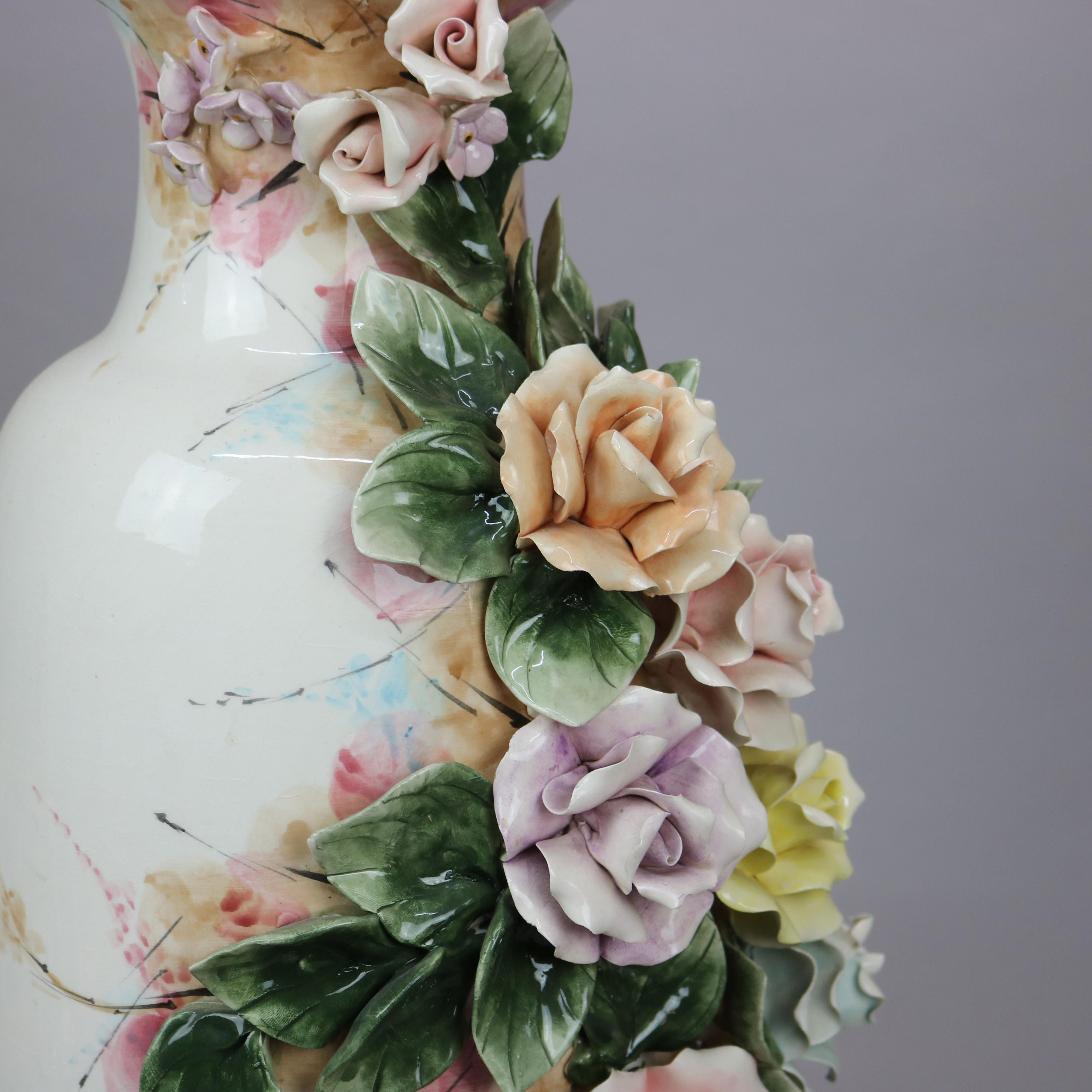 Poteries Vase de sol italien ancien en poterie de Capodimonte avec fleurs appliquées, vers 1900 en vente