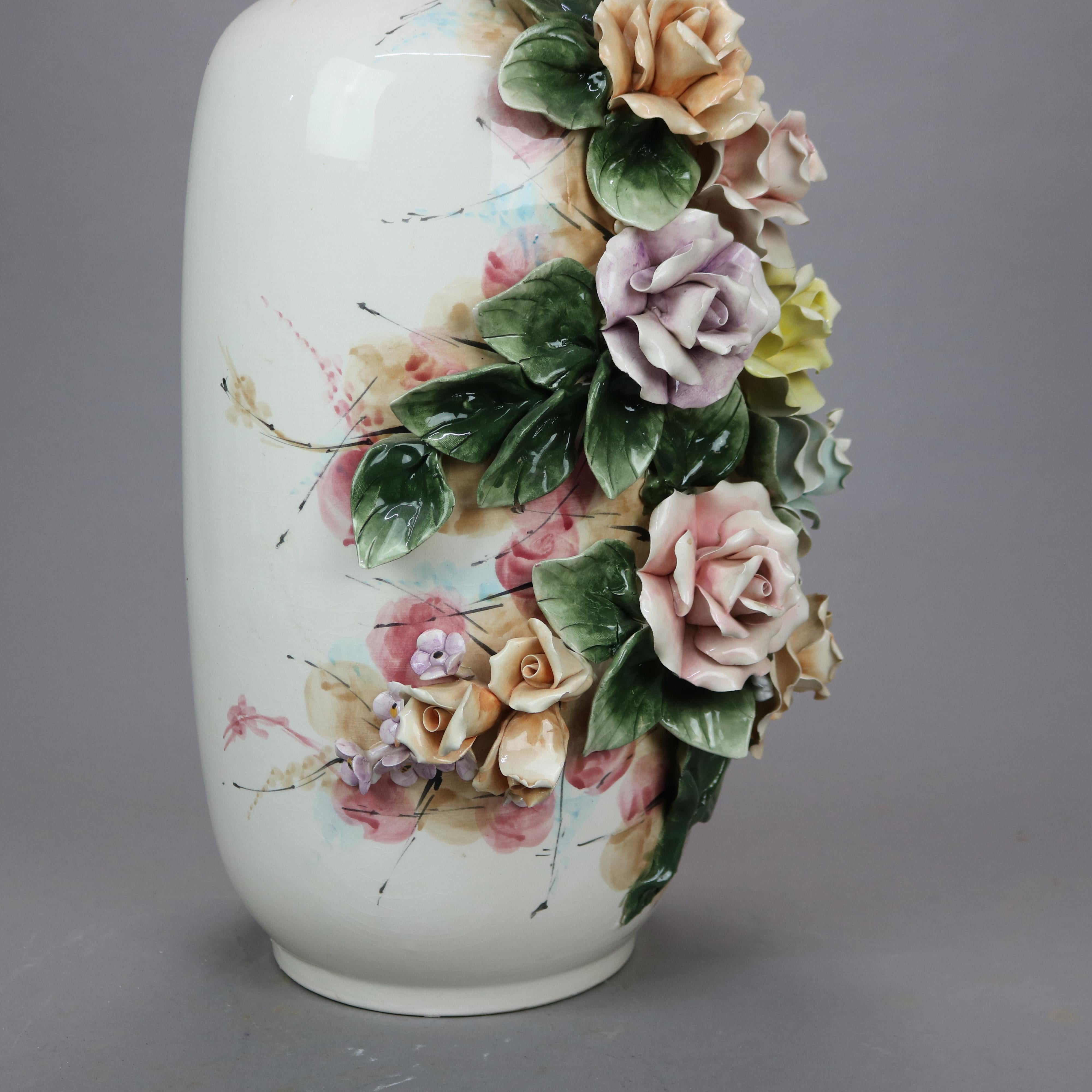 Antiguo jarrón de suelo de cerámica italiana de Capodimonte con flores aplicadas, c1900 en venta 2