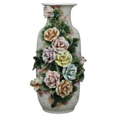 Antiguo jarrón de suelo de cerámica italiana de Capodimonte con flores aplicadas, c1900