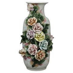 Antike italienische Bodenvase aus Capodimonte-Keramik mit aufgesetzten Blumen, um 1900