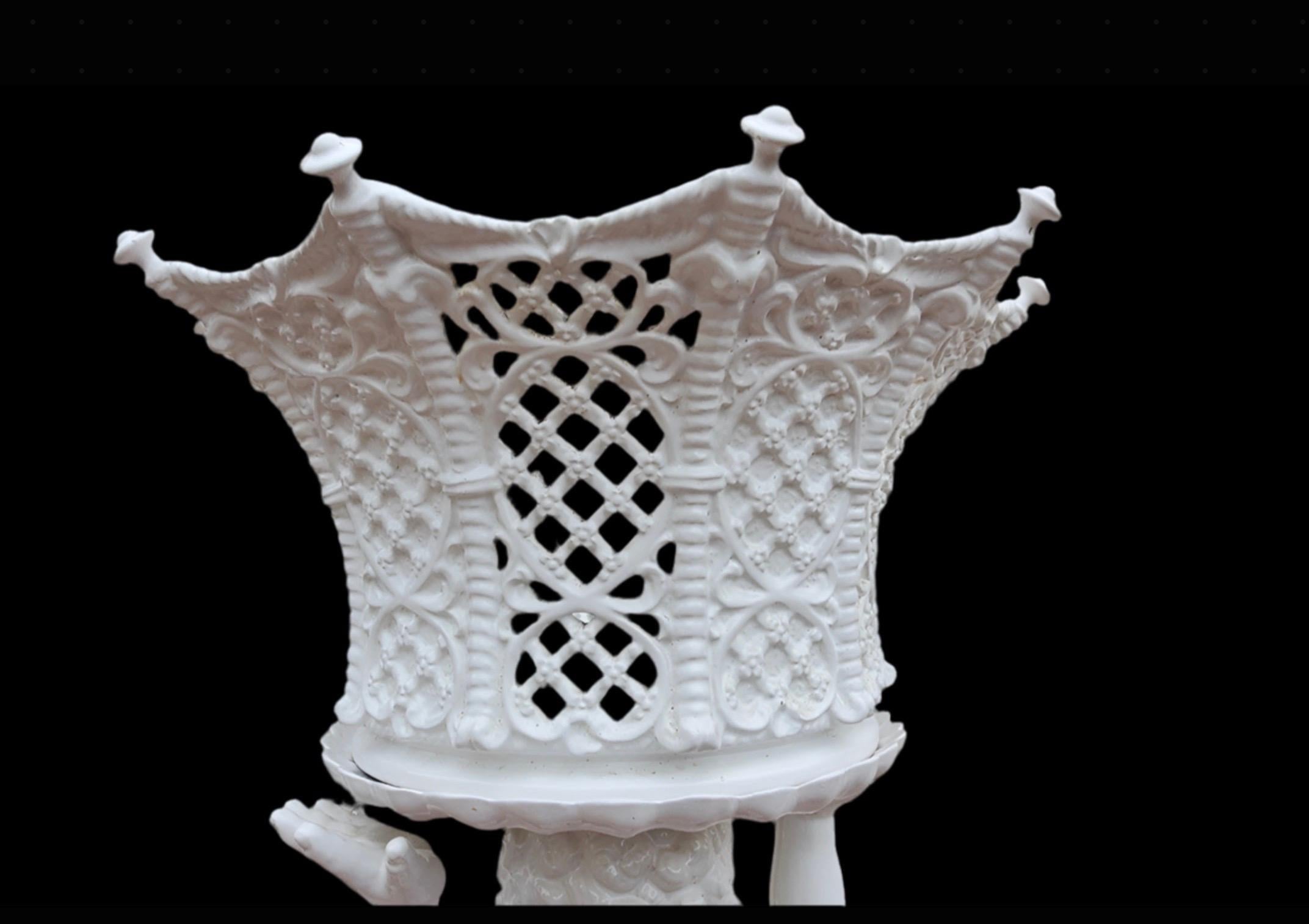 Antica scultura/supporto per piante figurative in stile Cherubino Putti di Capodimonte In condizioni buone in vendita a Chicago, IL