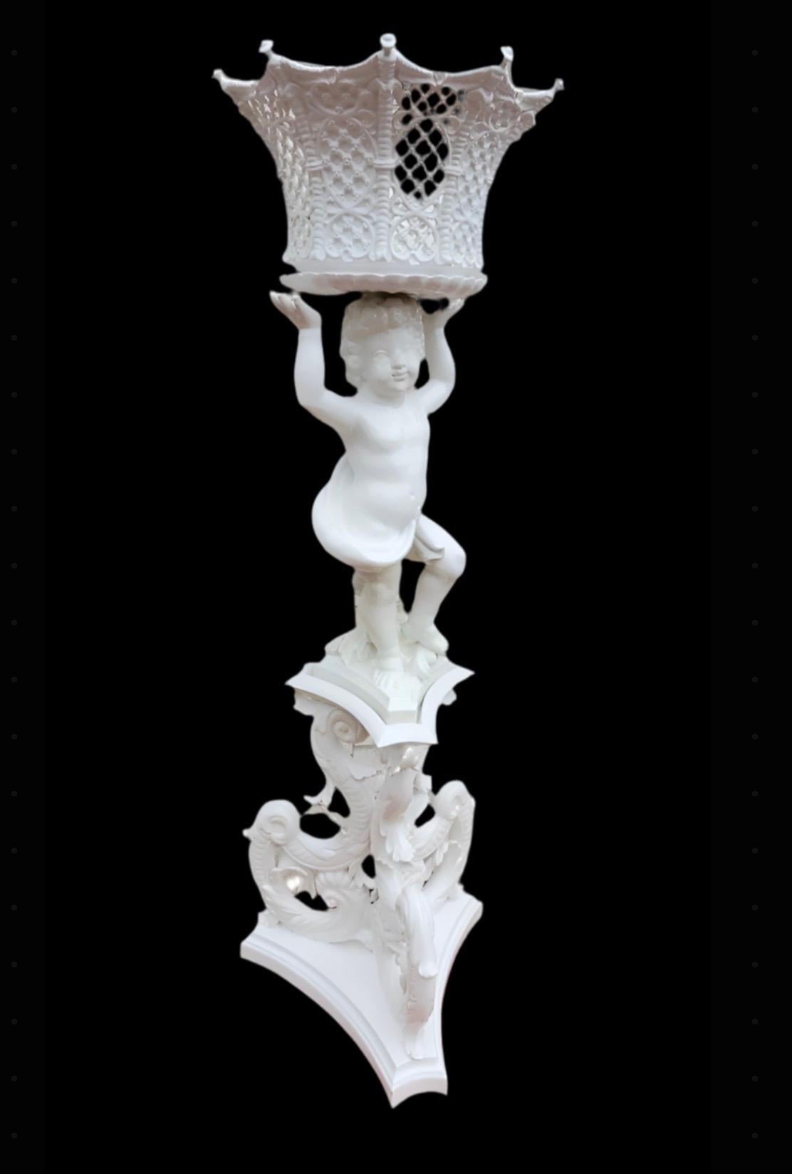 XX secolo Antica scultura/supporto per piante figurative in stile Cherubino Putti di Capodimonte in vendita