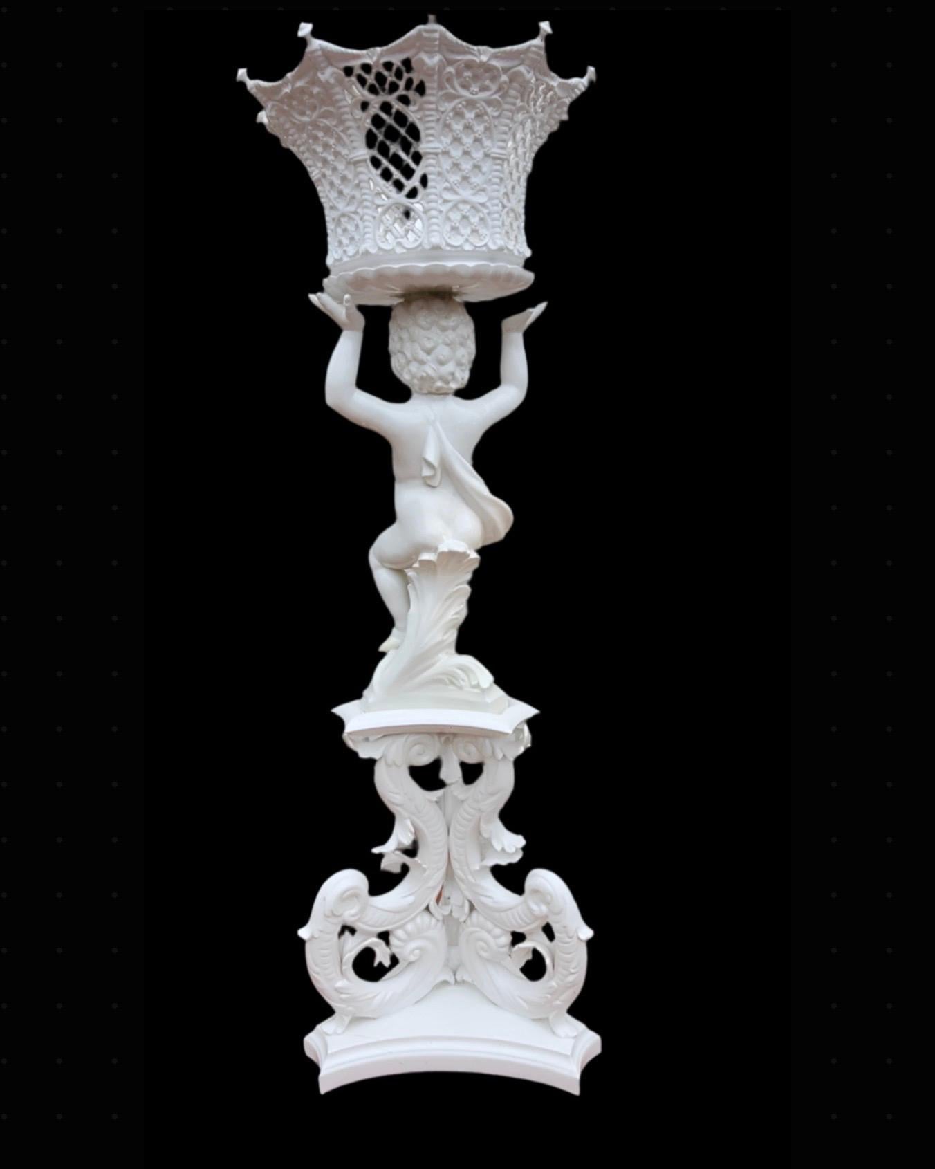 Porcellana Antica scultura/supporto per piante figurative in stile Cherubino Putti di Capodimonte in vendita