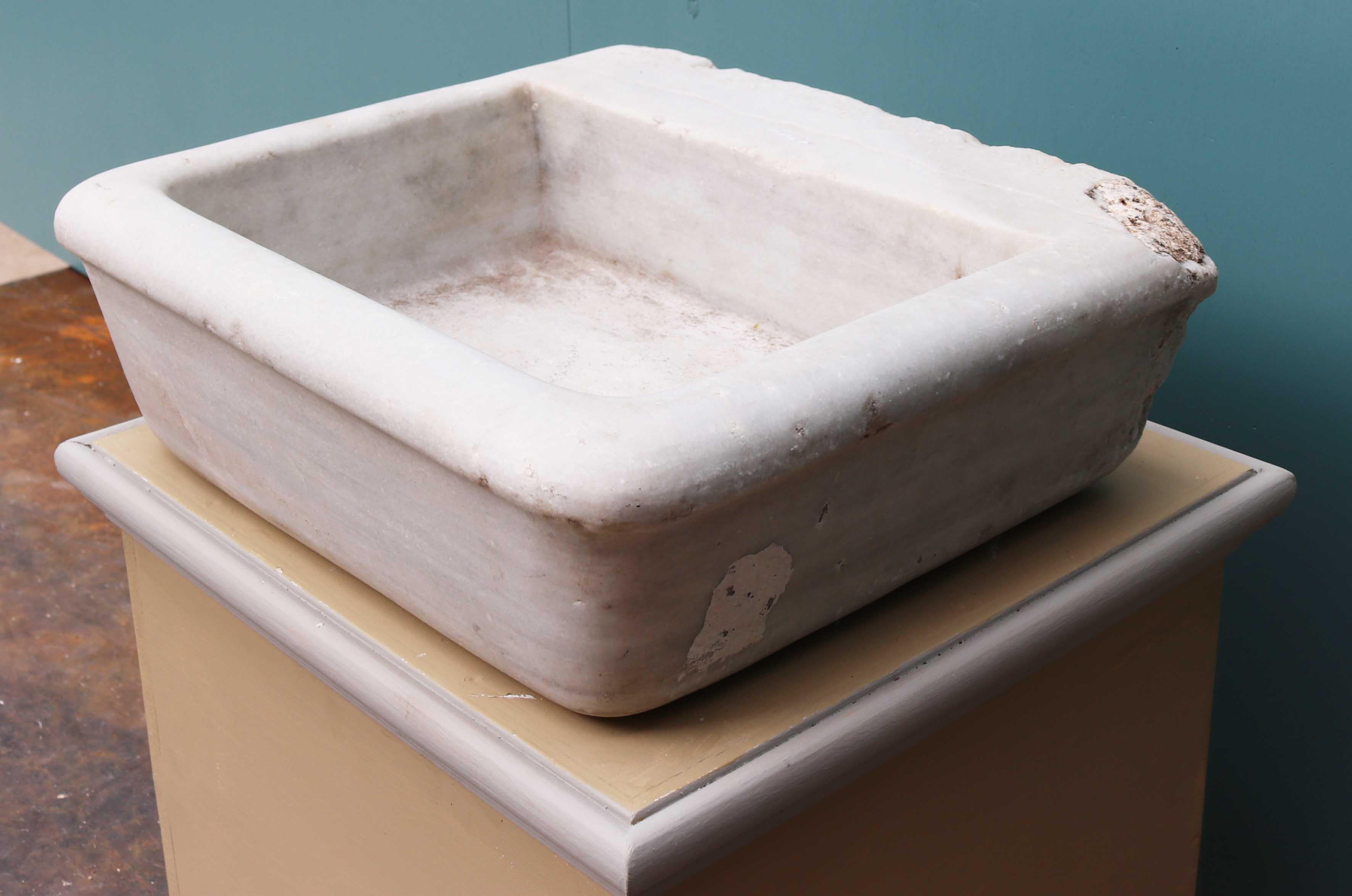 Antique Italian Carrara Marble Basin In Fair Condition In Wormelow, Herefordshire