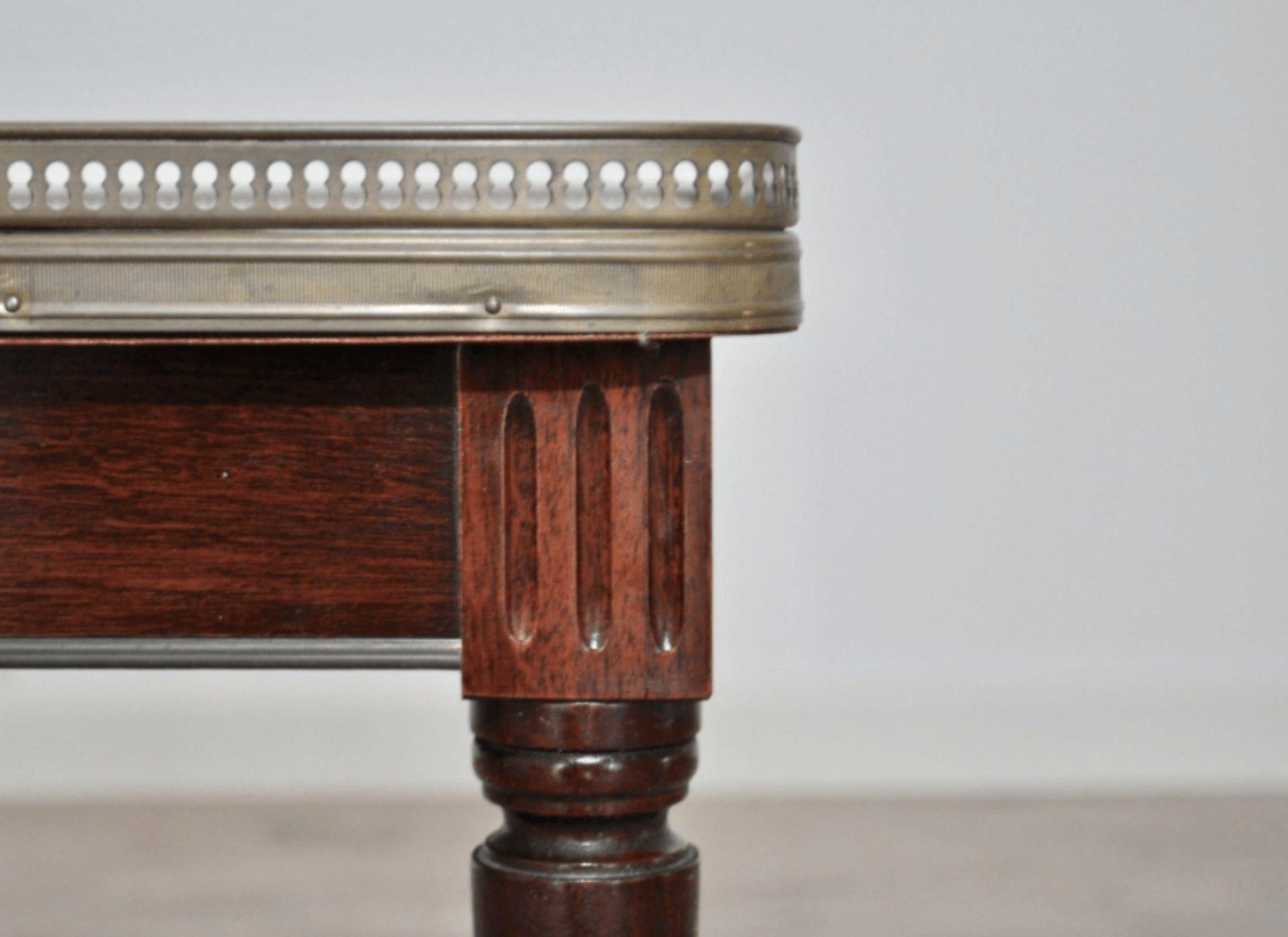 Antiker italienischer Couchtisch aus Carrara-Marmor, Mahagoni und Messing (Late 19th Century) im Angebot
