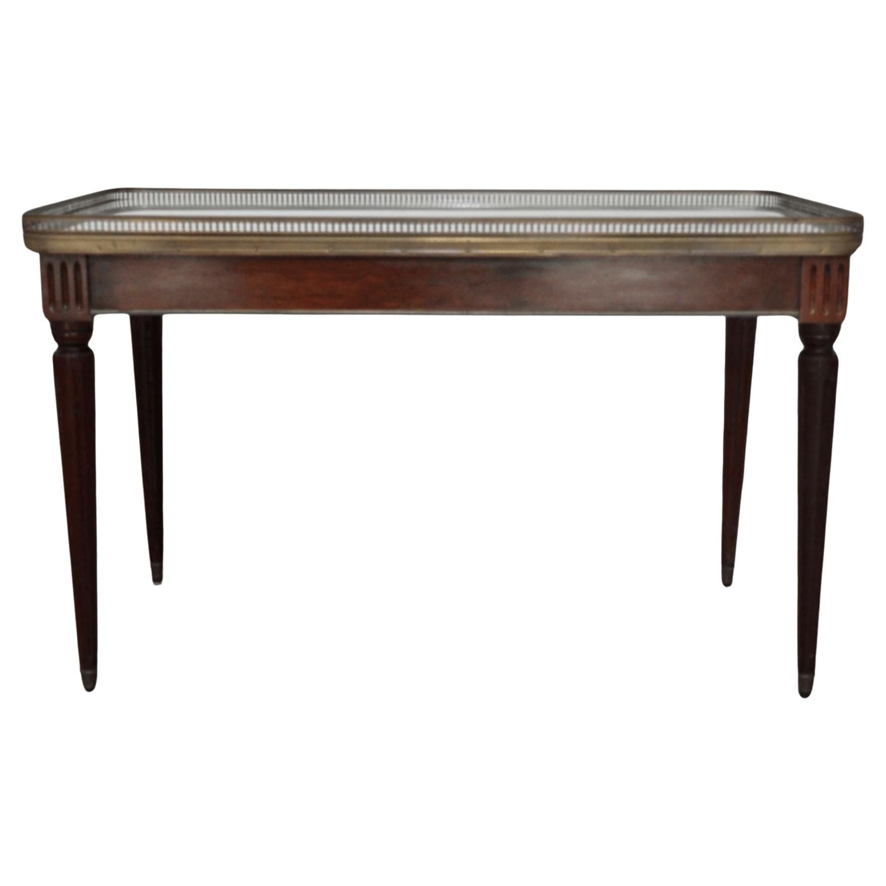 Antiker italienischer Couchtisch aus Carrara-Marmor, Mahagoni und Messing im Angebot