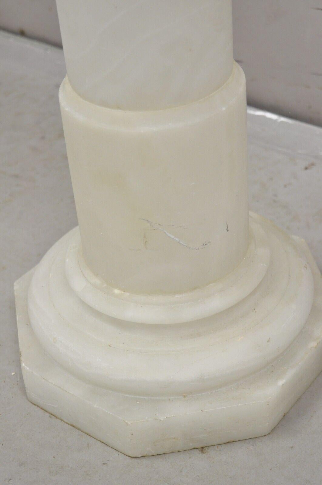 Ancienne colonne à piédestal classique en érable sculpté en albâtre et feuille d'érable en vente 1