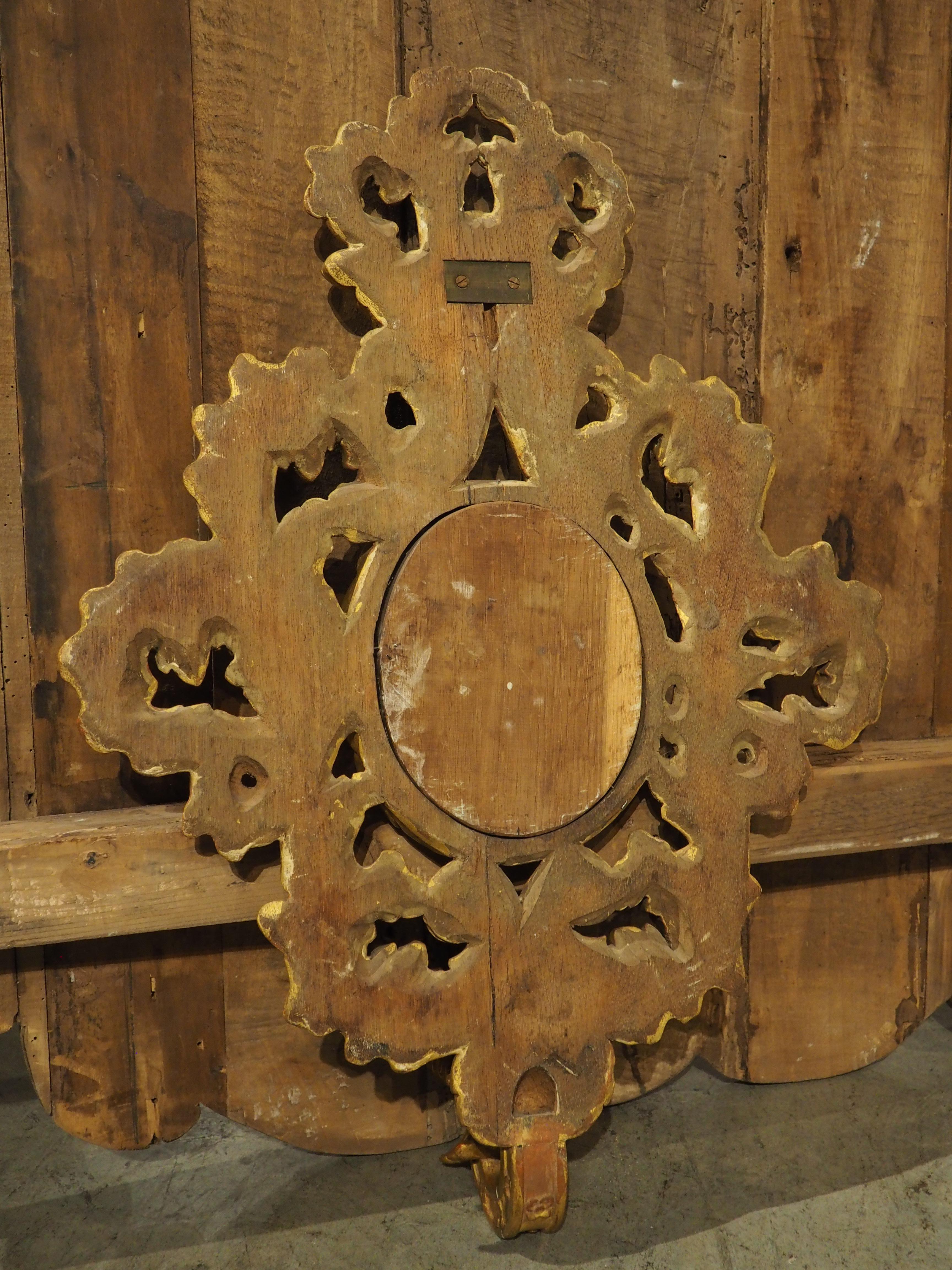 Ancienne applique murale italienne sculptée et dorée ovale miroirée, 19e siècle en vente 4