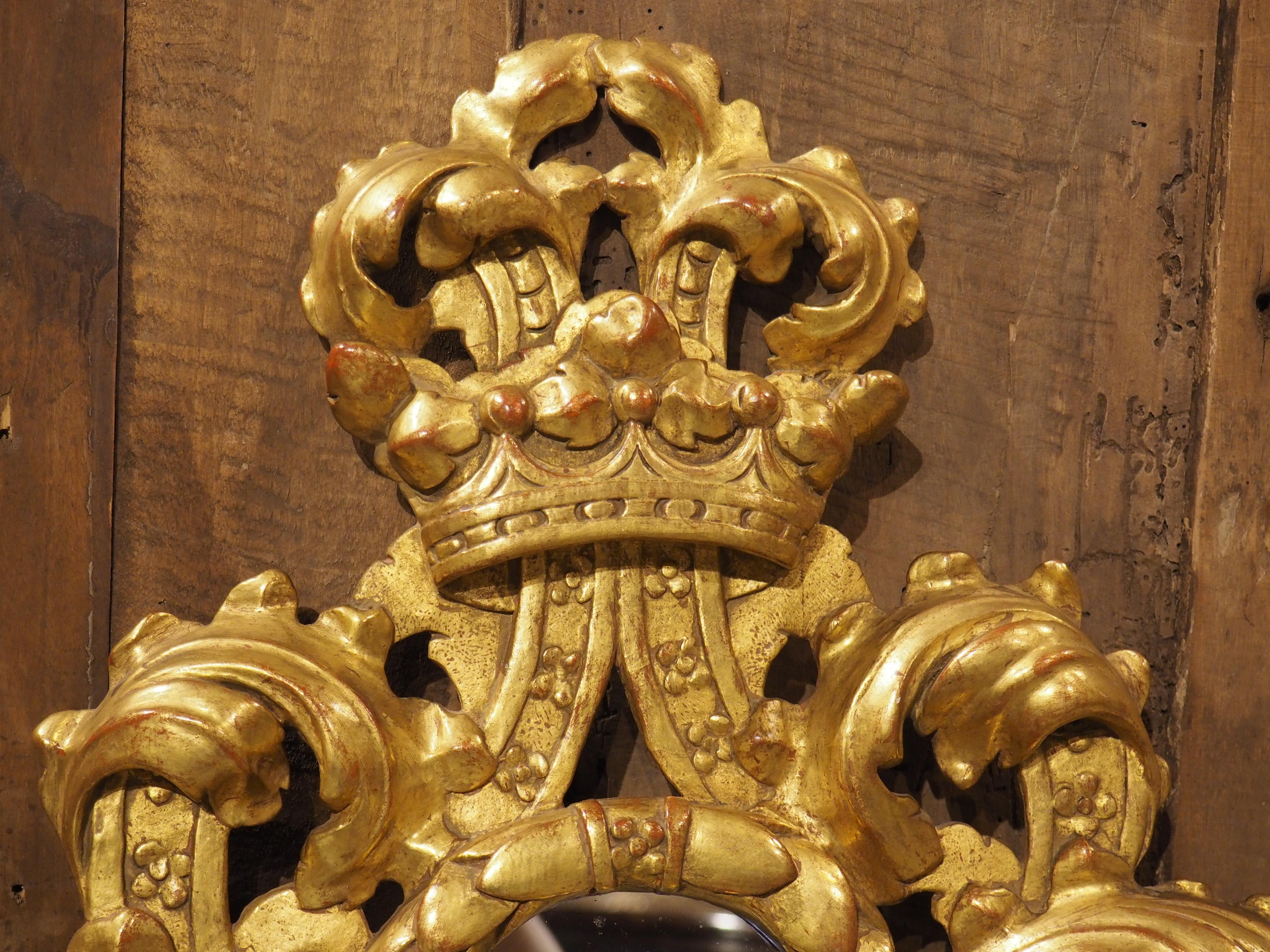 Ancienne applique murale italienne sculptée et dorée ovale miroirée, 19e siècle Bon état - En vente à Dallas, TX