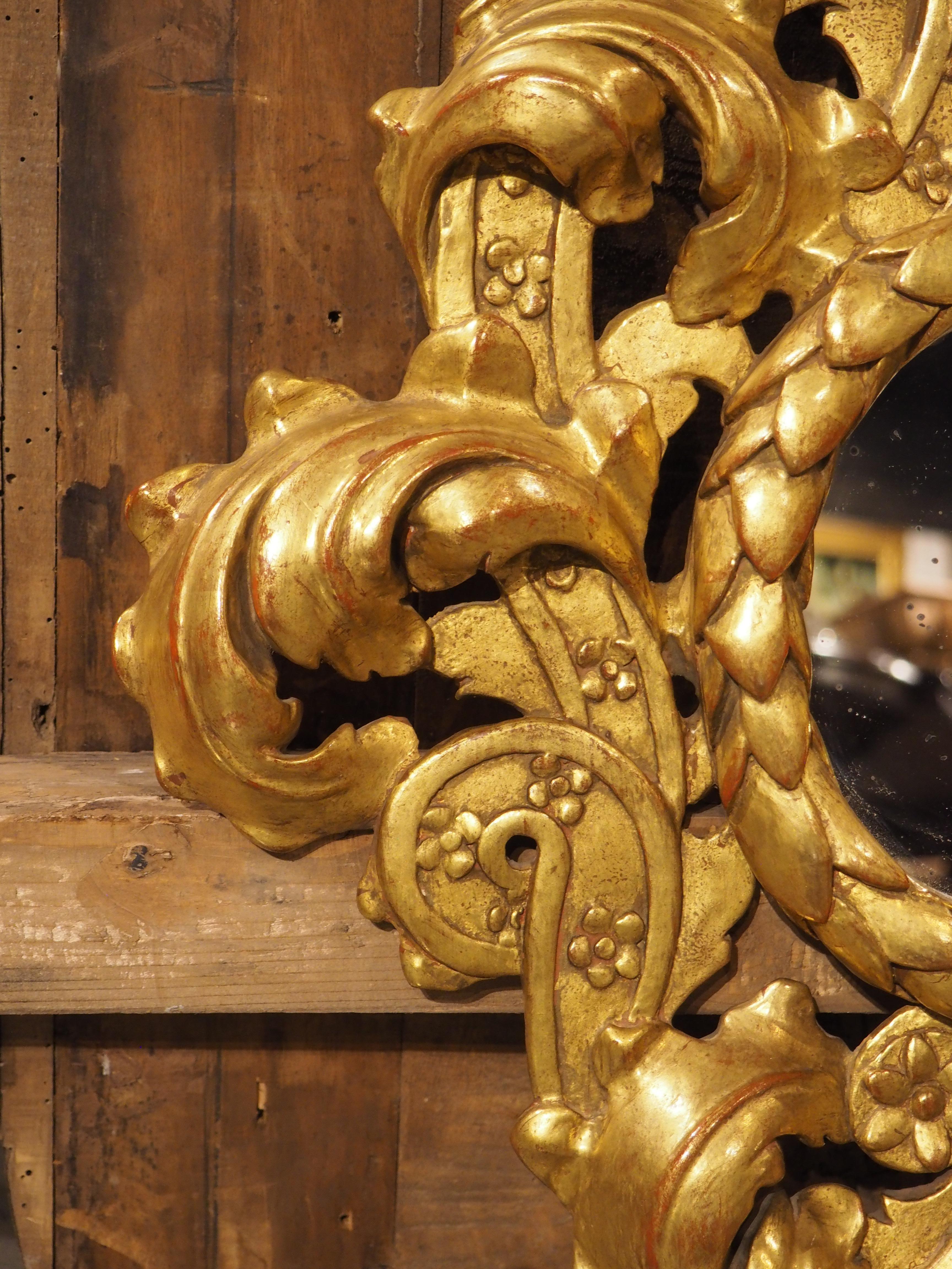 XIXe siècle Ancienne applique murale italienne sculptée et dorée ovale miroirée, 19e siècle en vente