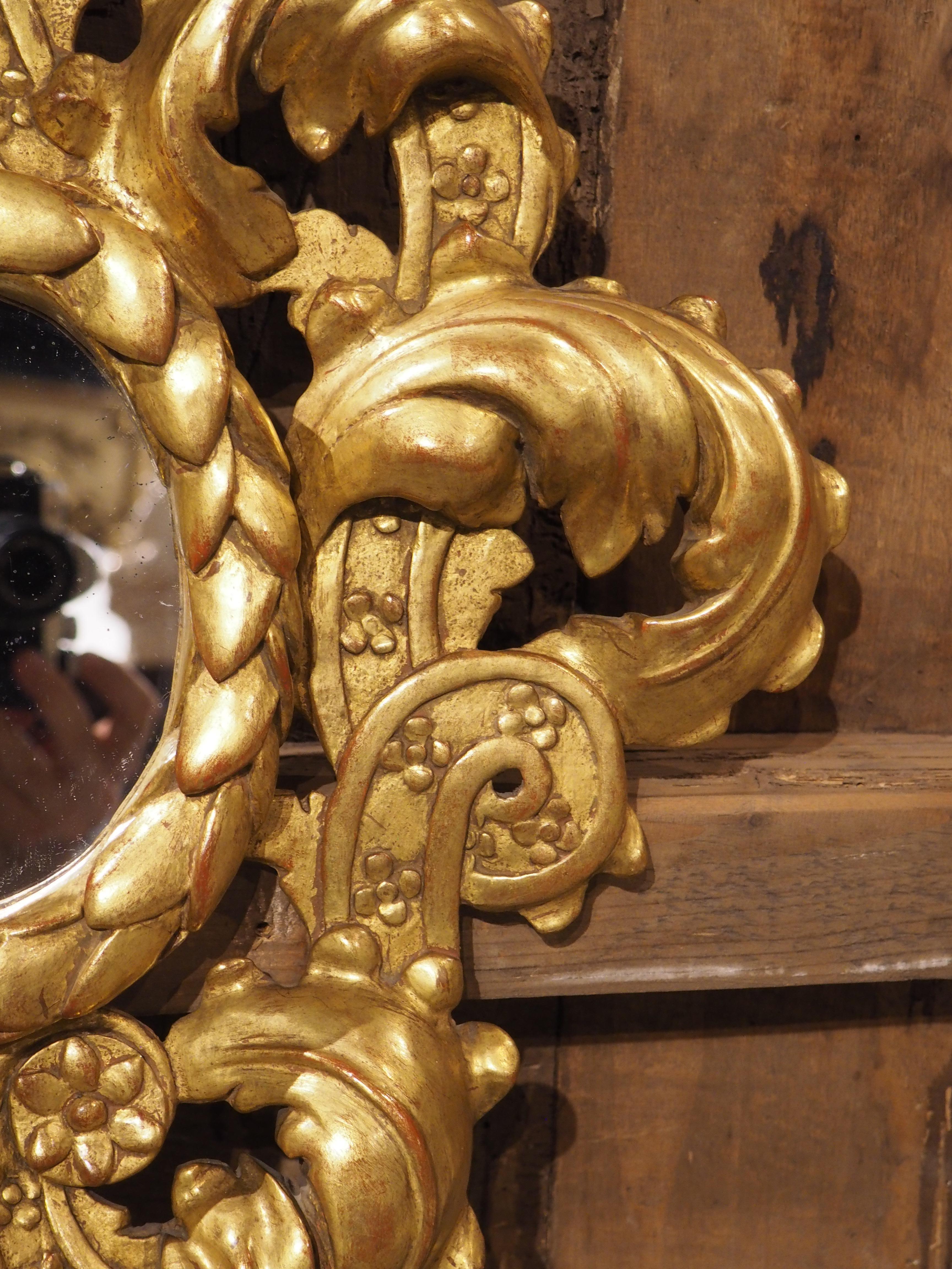 Verre Ancienne applique murale italienne sculptée et dorée ovale miroirée, 19e siècle en vente
