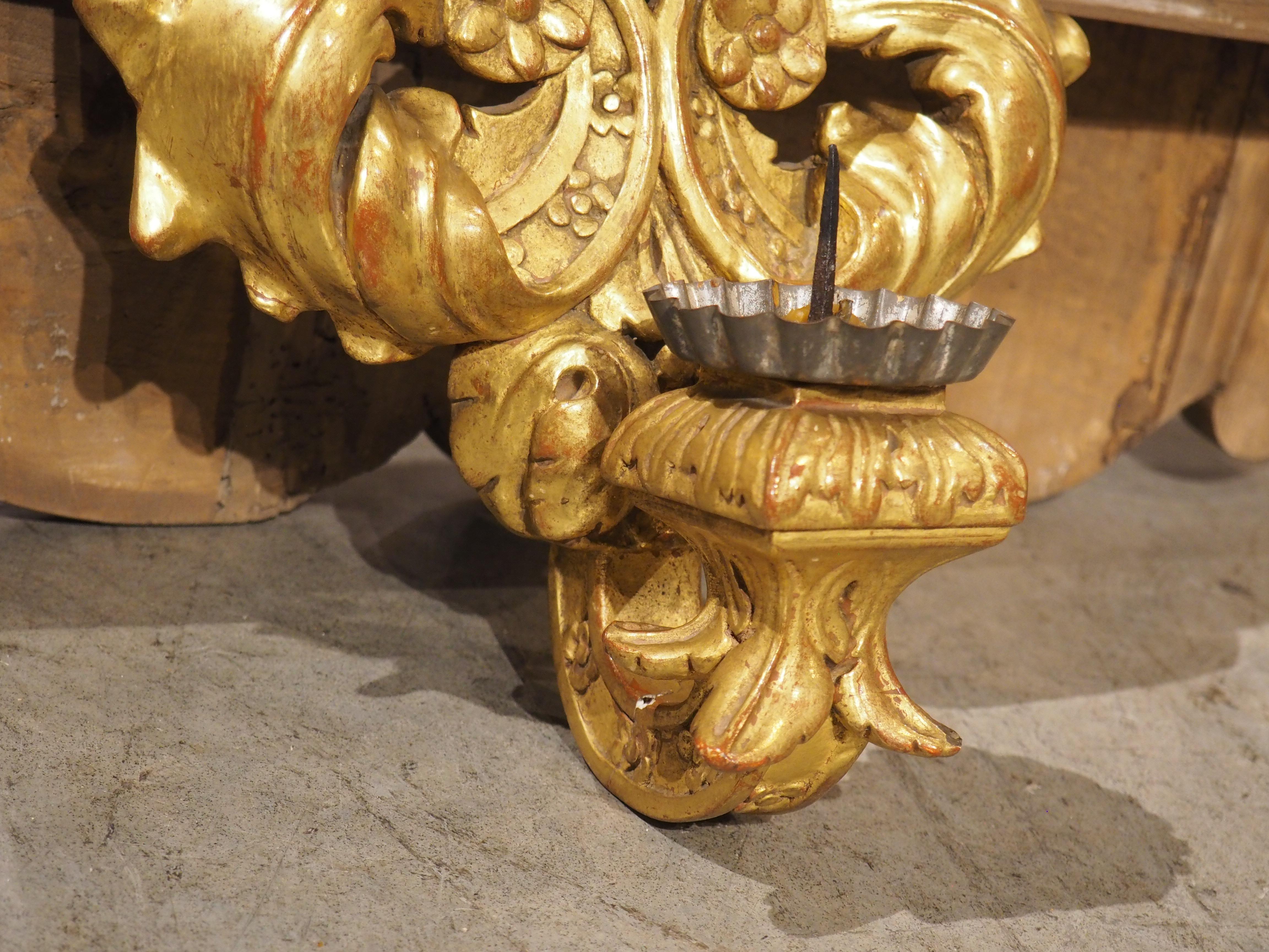 Ancienne applique murale italienne sculptée et dorée ovale miroirée, 19e siècle en vente 1