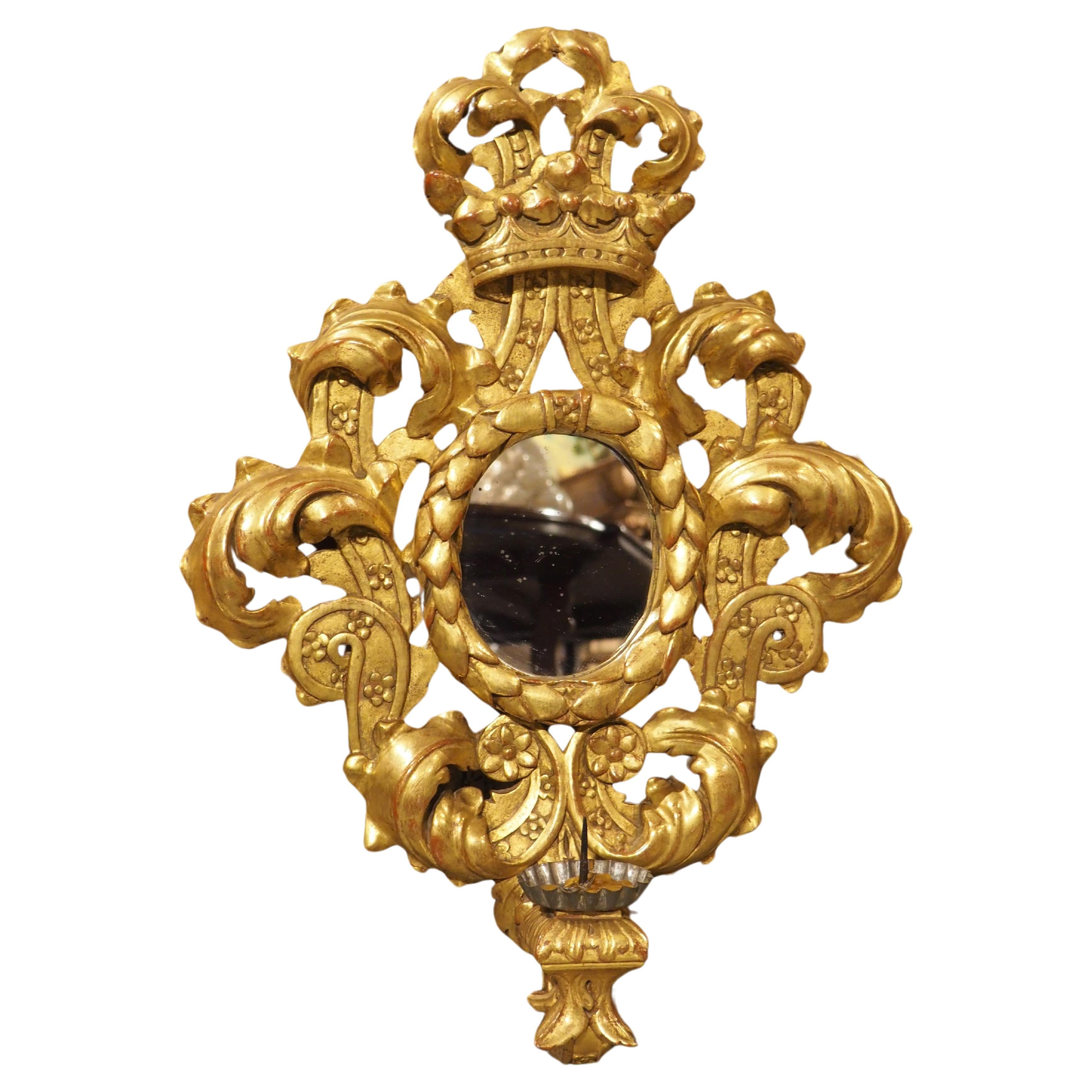 Ancienne applique murale italienne sculptée et dorée ovale miroirée, 19e siècle en vente