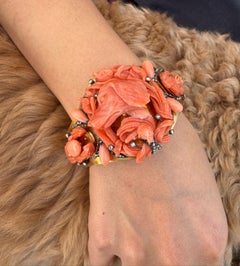 Bracelet italien ancien en corail sculpté et or avec motif de chien de chasse