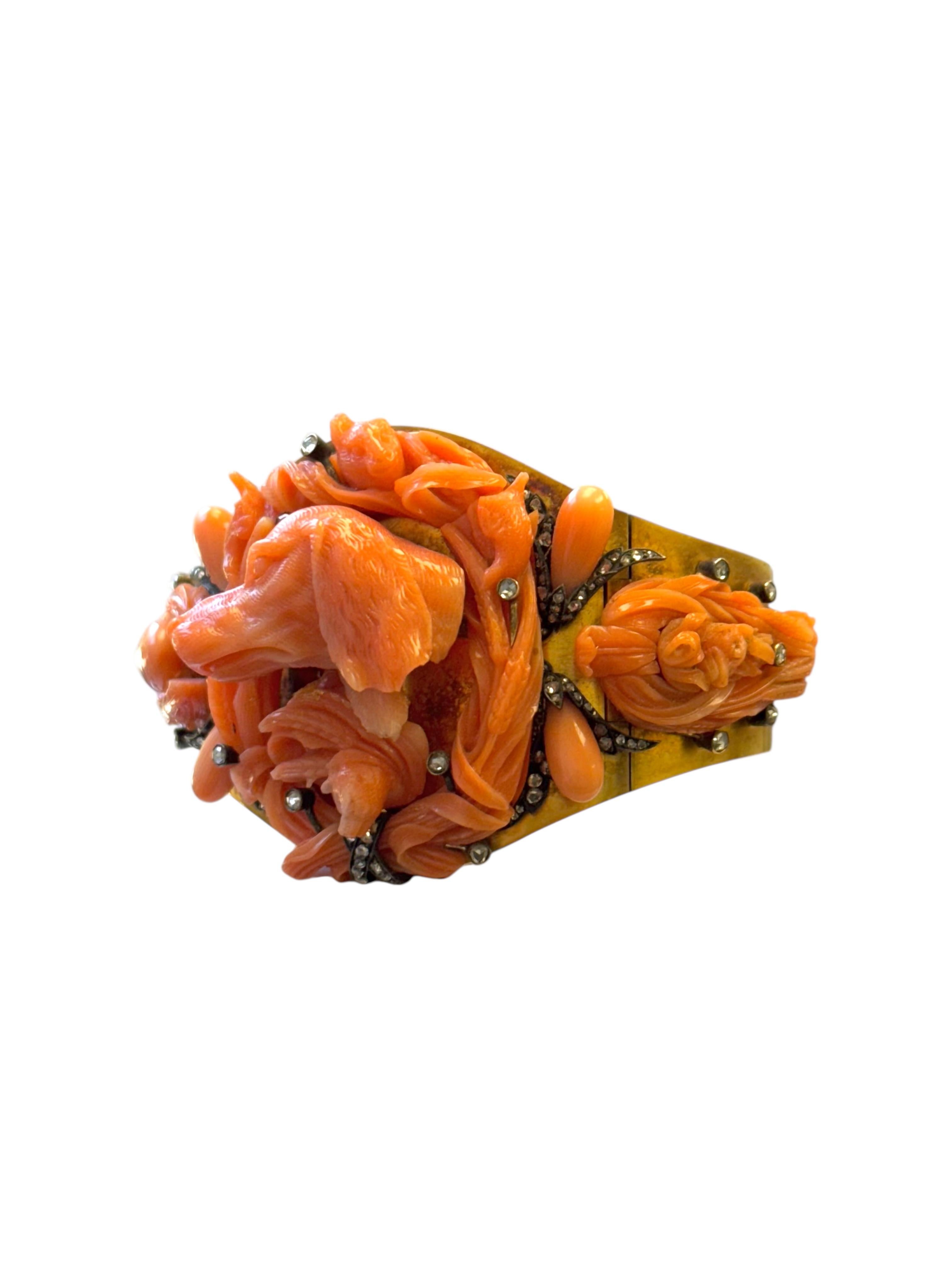 Antique Italian Carved Coral and Gold Bracelet with Hunting Dog Motif In Excellent Condition For Sale In Great Neck Plaza, NY